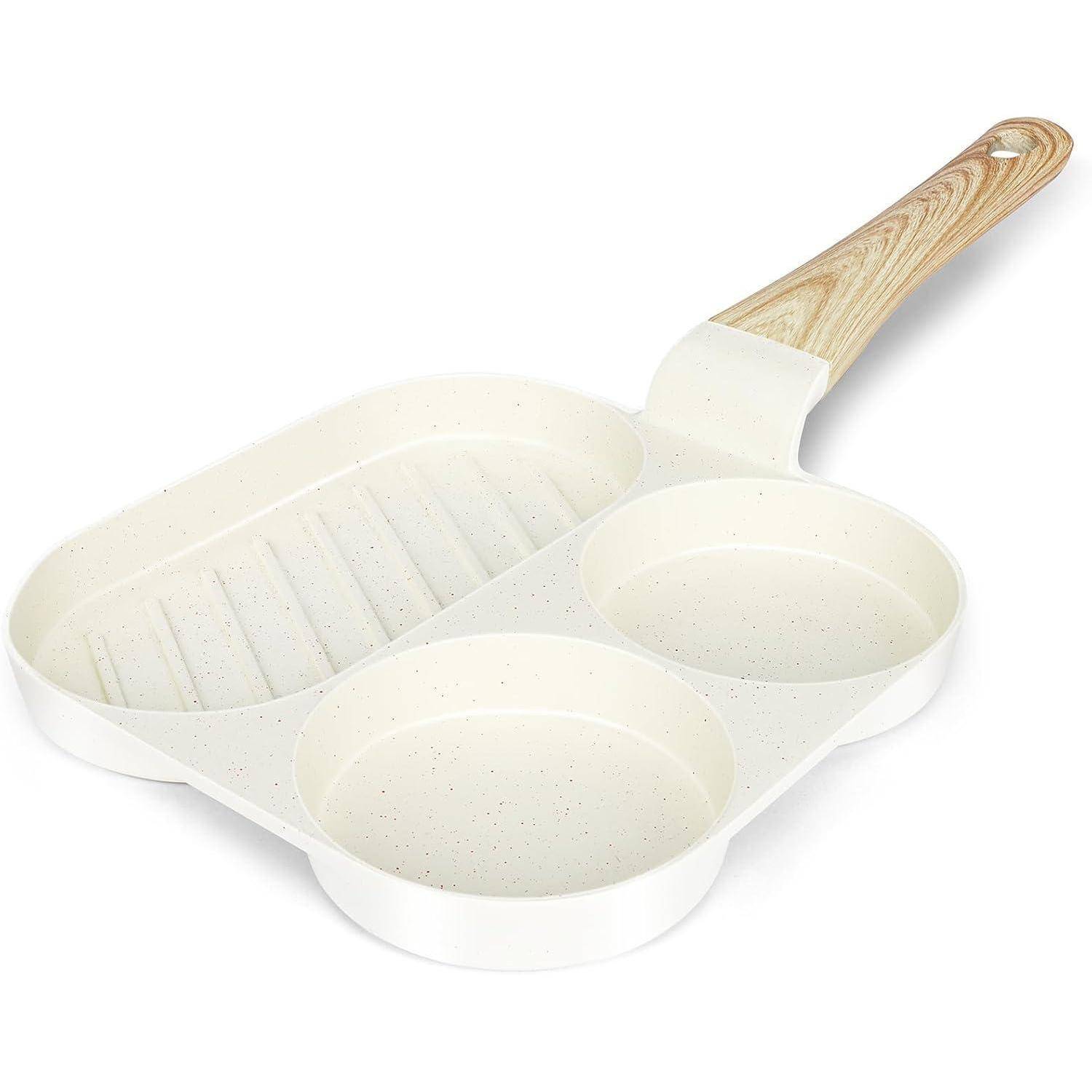 Eine weiße Mehrfach-Bratpfanne mit Holzgriff, die einen gerillten Grillbereich und zwei runde Kochkompartimente aufweist.