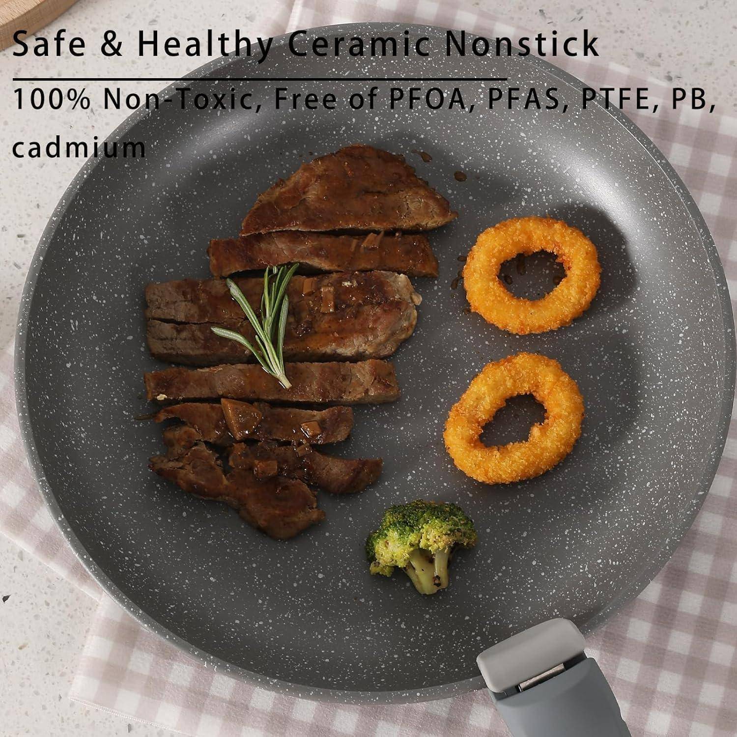 Eine Antihaftpfanne mit mehreren Stücken gegrilltem Fleisch, zwei Zwiebelringen und einem Brokkoli-Stück. Texthervorhebungen betonen die keramische Antihafteigenschaft und die schadstofffreie Beschaffenheit.