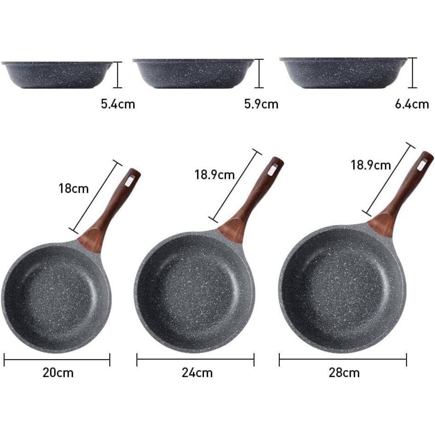 Drei Antihaft-Pfannen mit gesprenkelter Oberfläche; Größen sind 20 cm, 24 cm und 28 cm. Tiefen betragen 5,4 cm, 5,9 cm und 6,4 cm. Holzgriffe sichtbar.