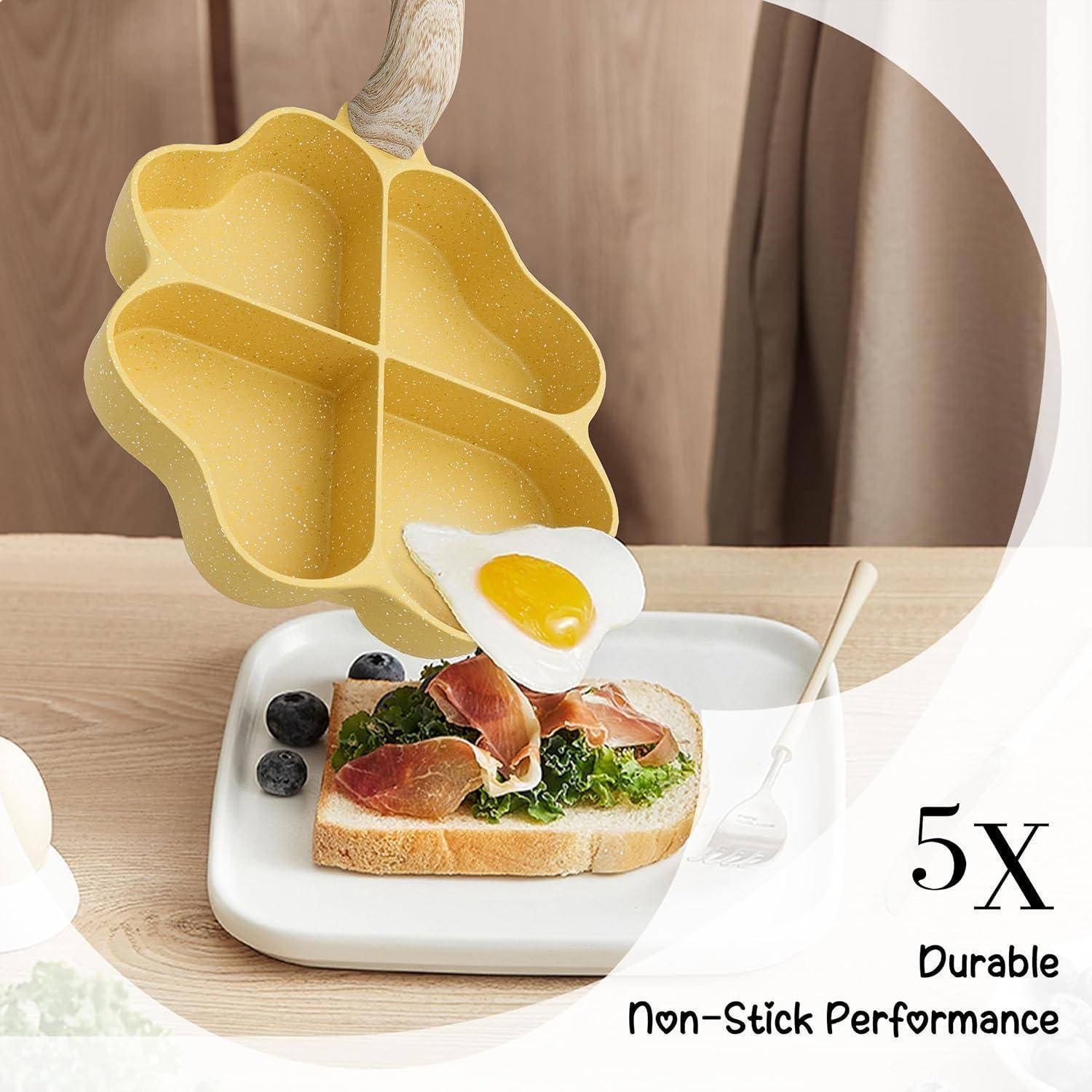 Vierteilige gelbe Pfanne mit einem gebratenen Ei. In der Nähe Toast mit Grünem, Schinken und Beeren. Text liest sich: 