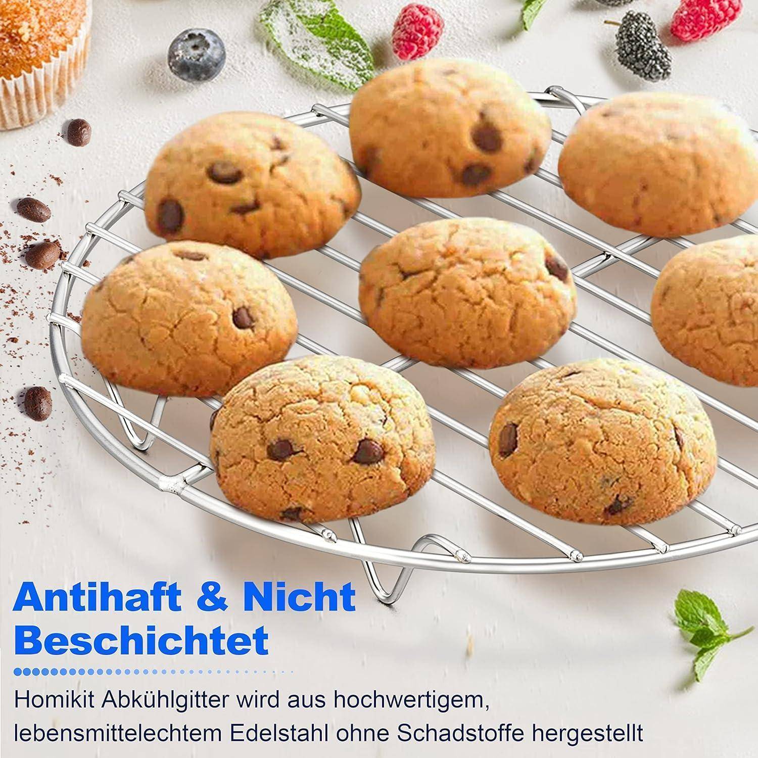 Kekse mit Schokoladenstückchen auf einem Kuchengitter. Text lautet 