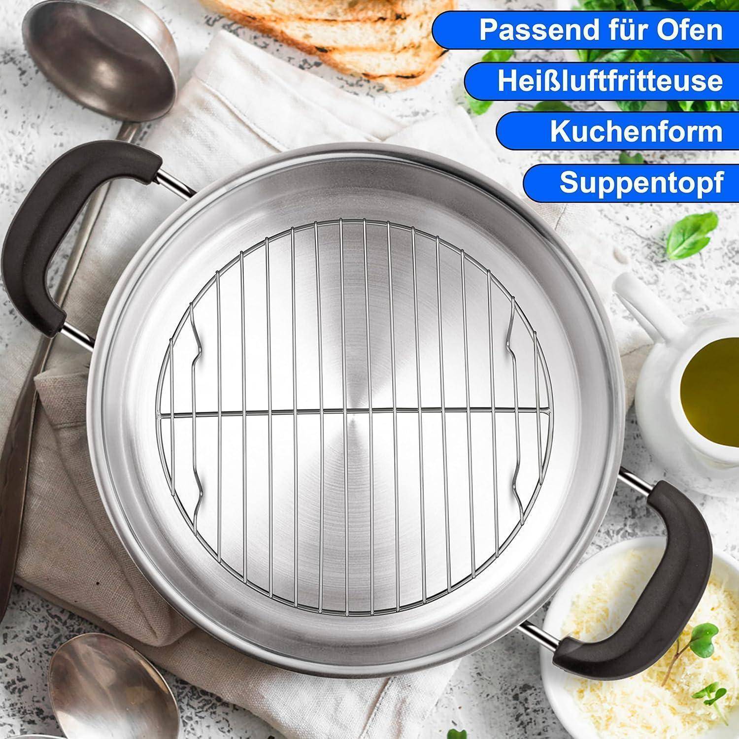 Eine runde Backform aus Edelstahl mit einem Metallrost im Inneren, braunen Griffen, steht auf einer Küchenarbeitsplatte mit Zutaten in der Nähe.
