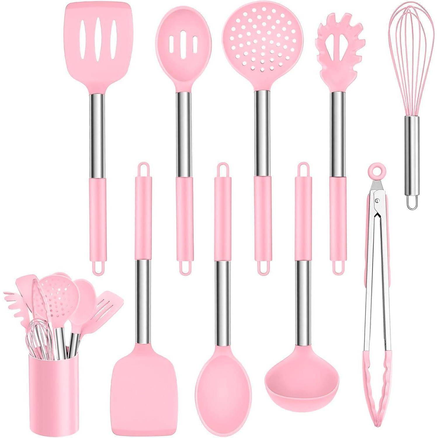 Ein Set rosa Küchenutensilien, bestehend aus Pfannenwender, Löffeln, einem Schneebesen und einer Zange, mit einem passenden Halter, ordentlich auf einem weißen Hintergrund angeordnet.