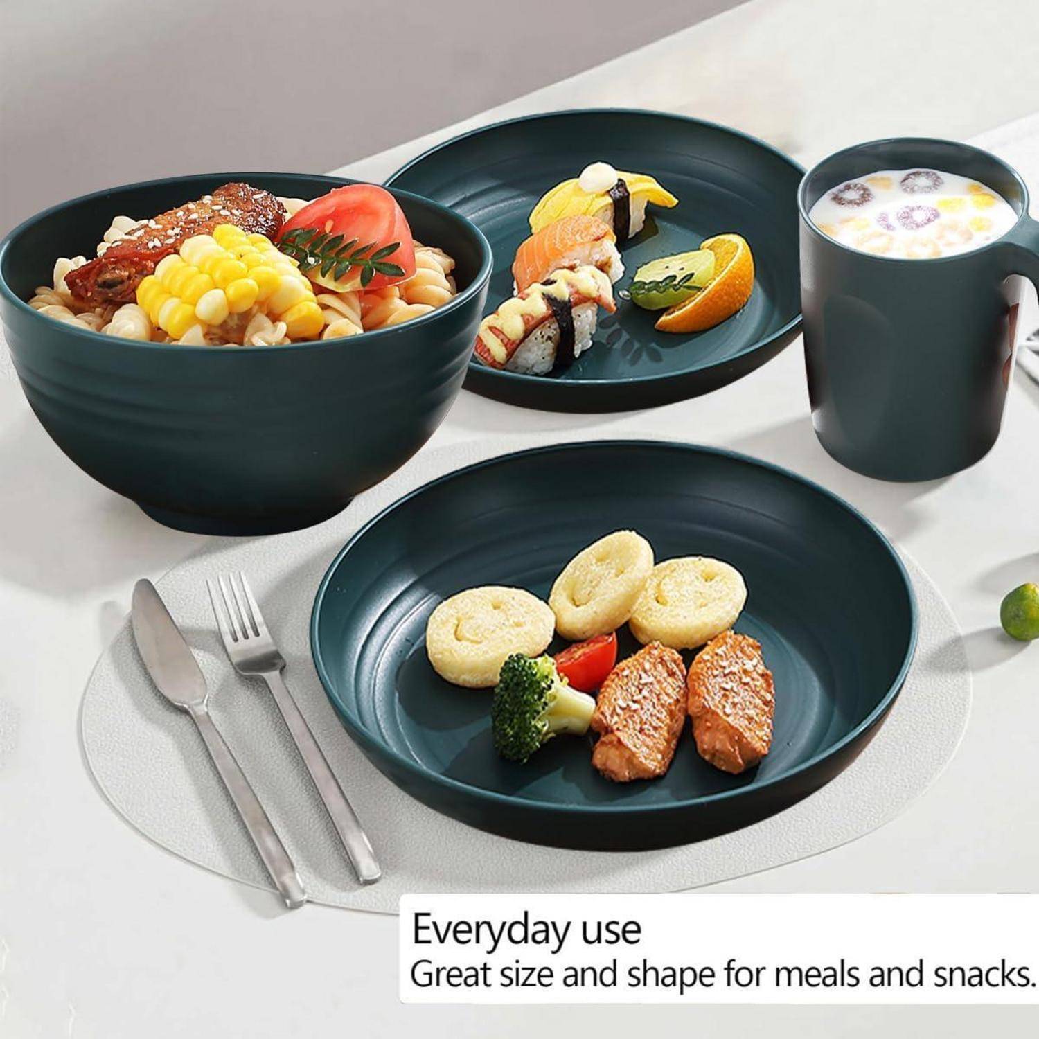 Eine Tischszene mit drei Tellern: ein Teller mit Sushi und Obst, ein anderer mit Pasta, Gemüse und Fleisch, und ein dritter mit Fleischsorten und Brokkoli. Eine Tasse ist ebenfalls vorhanden.