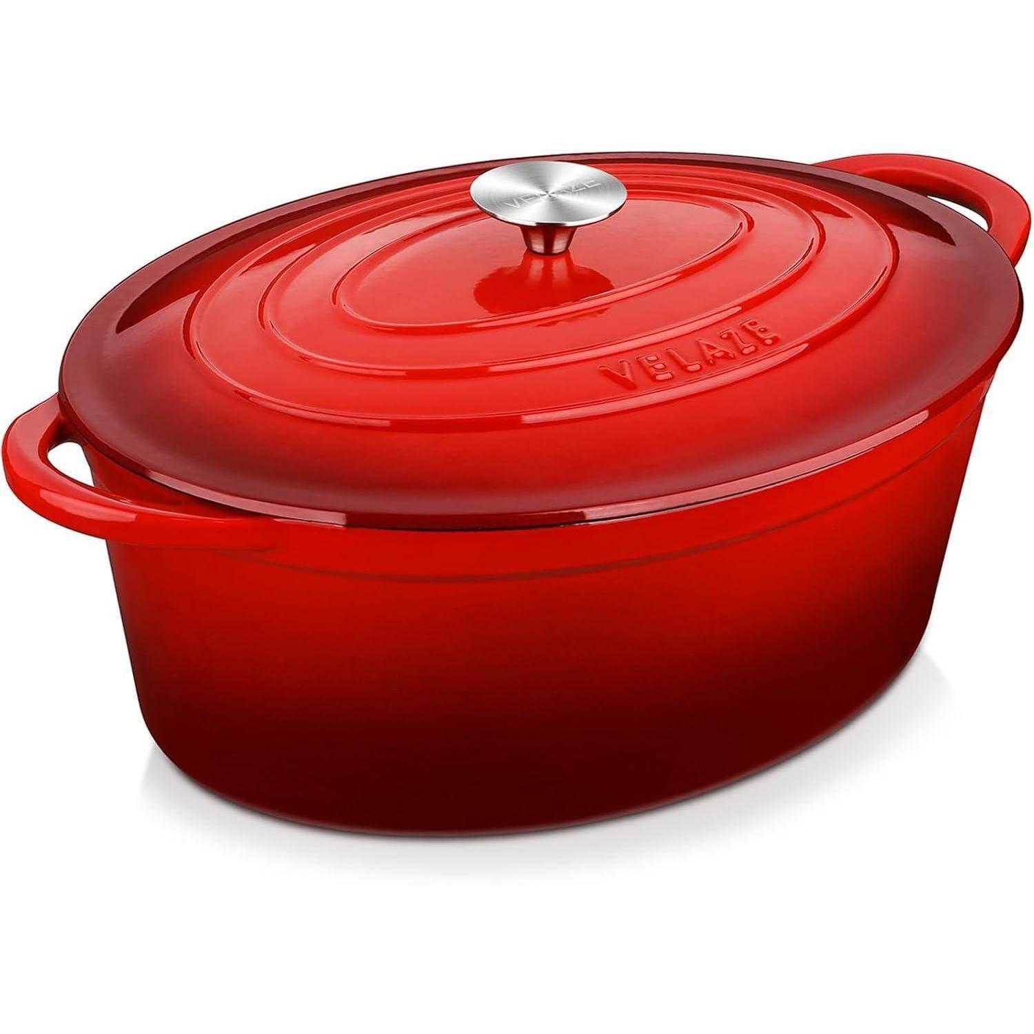 Ein roter gusseiserner Bräter mit einem silbernen Griff auf dem Deckel, auf dem der Markenname eingraviert ist.