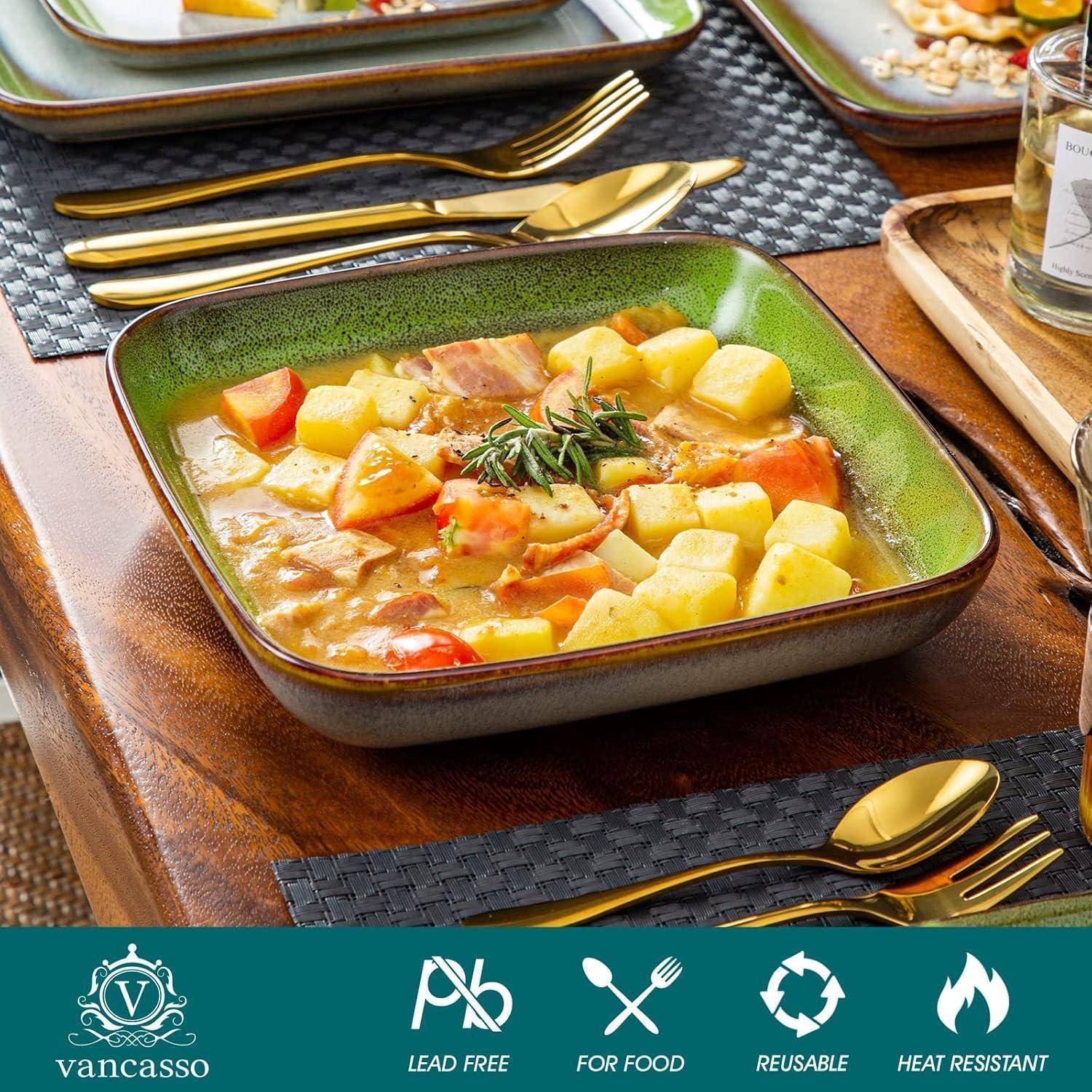 Ein quadratischer Teller mit Curry und Gemüse, serviert auf einem Holztisch, umgeben von goldfarbenen Bestecken. Text: 'vancasso', 'Bleifrei', 'Für Lebensmittel', 'Wiederverwendbar', 'Hitzebeständig'.