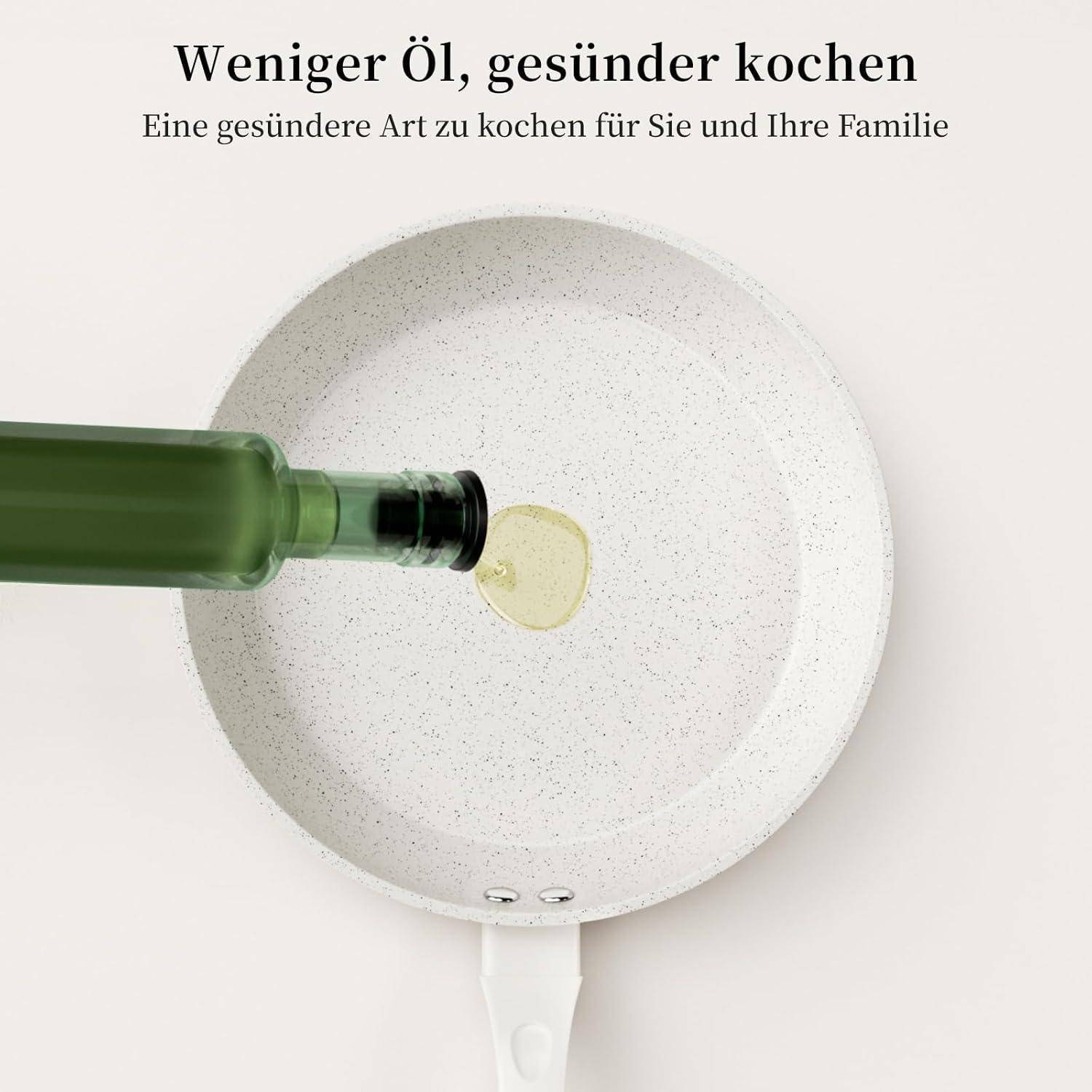 Eine Pfanne mit einer kleinen Menge Öl, die aus einer grünen Flasche gegossen wird. Text lautet: 'Weniger Öl, gesünder kochen