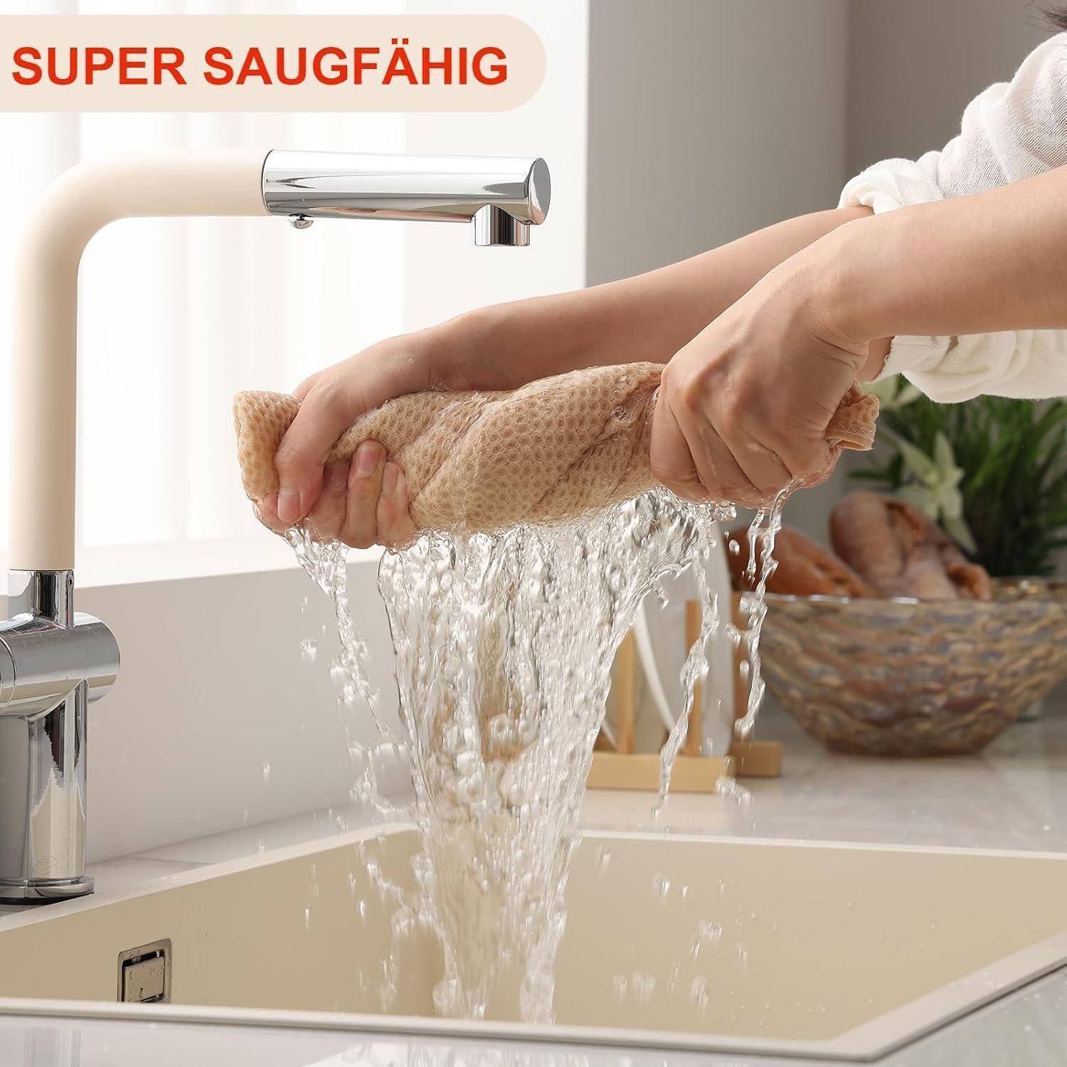 Eine Hand, die einen nassen Lappen unter einem Küchenhahn auswringt, wobei Wasser herausläuft. Der Text darüber liest sich 