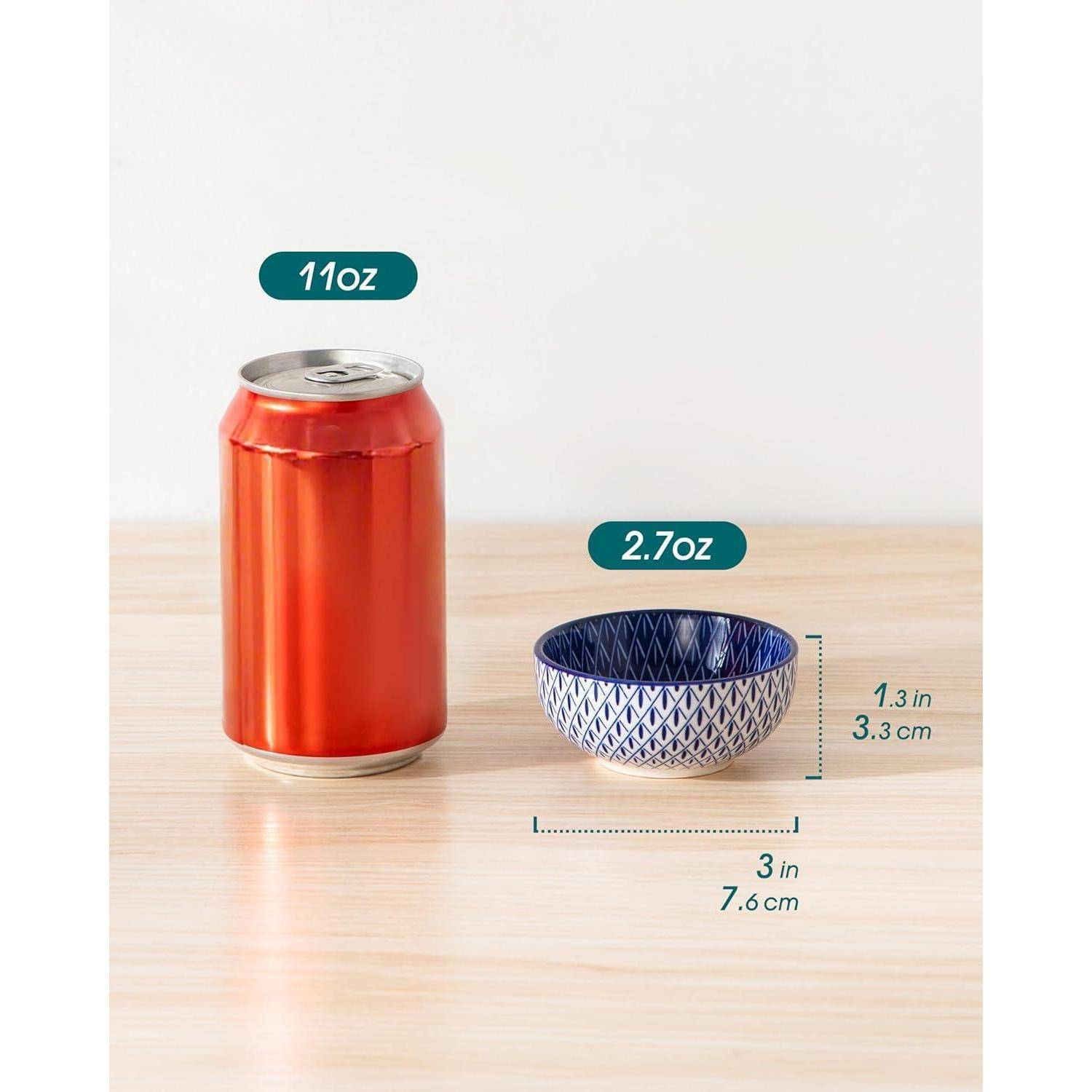 Eine rote 11-Unzen-Dose steht neben einer kleinen blauen Schüssel, die 2,7 Unzen fasst. Die Schüssel hat eine Höhe von 1,3 Zoll und eine Breite von 3 Zoll.
