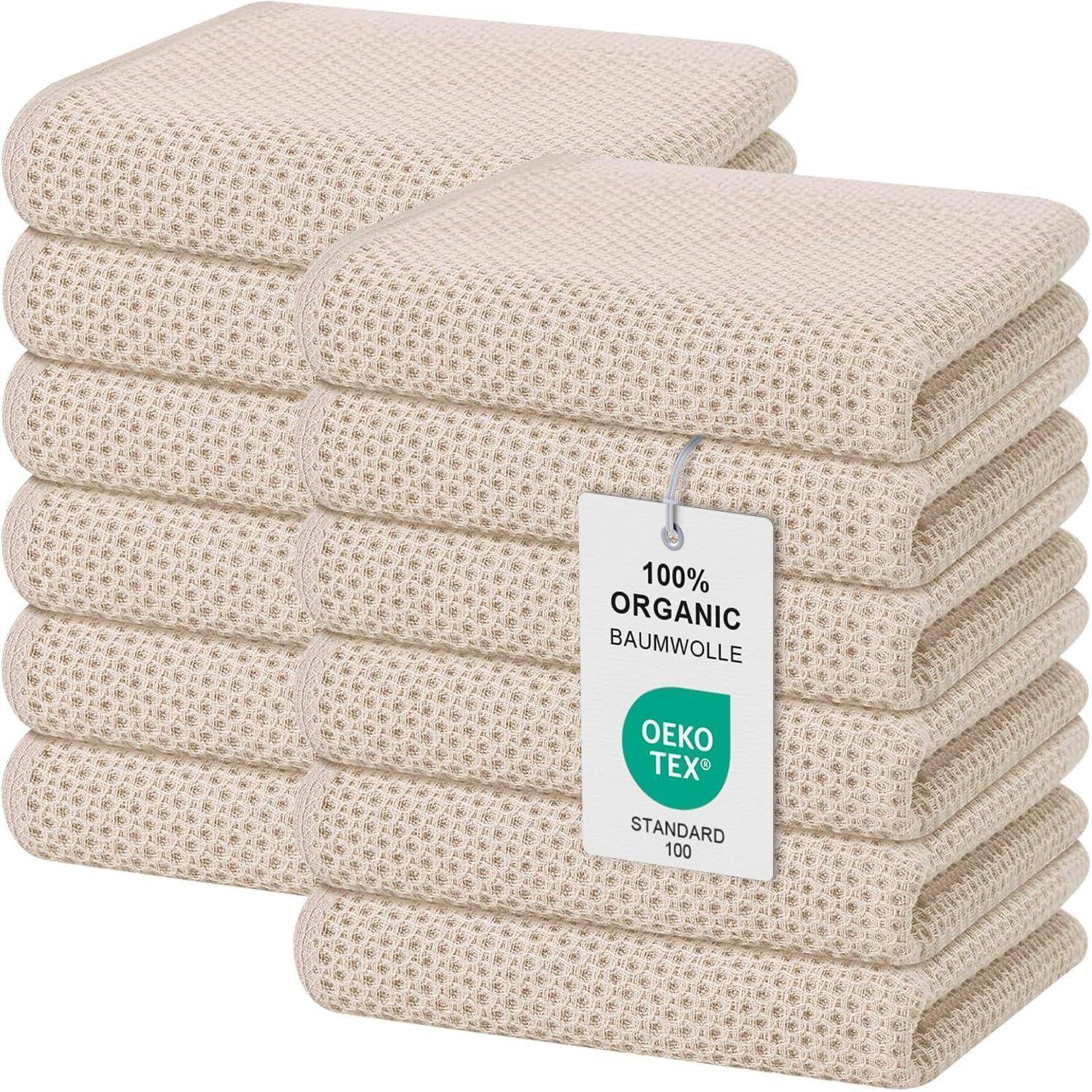 Ein Stapel beiger Waffelpique-Handtücher mit einem Etikett, auf dem 