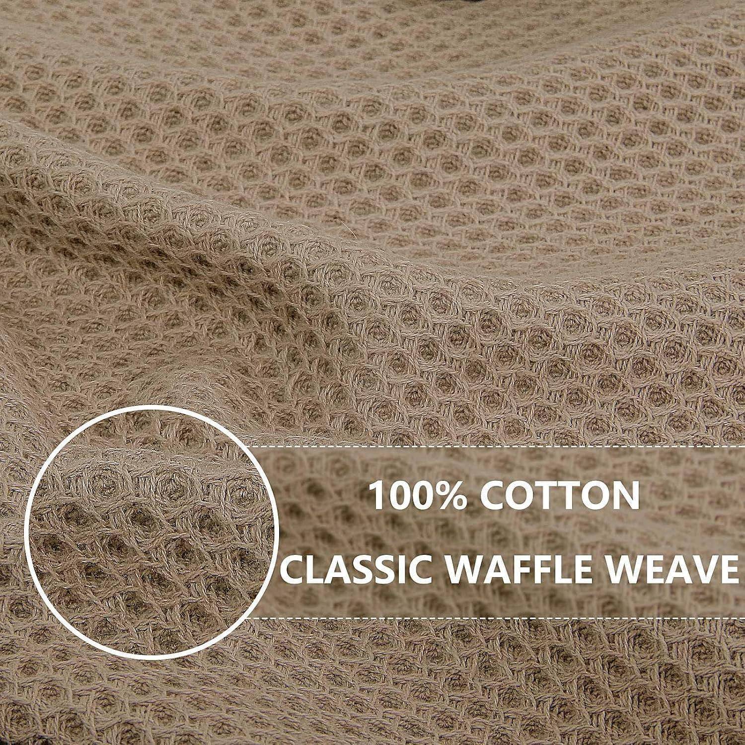 Nahaufnahme eines beigen Stoffs, der seine klassische Waffelwebestruktur mit einem kreisförmigen Zoomeffekt zeigt. Text lautet: 