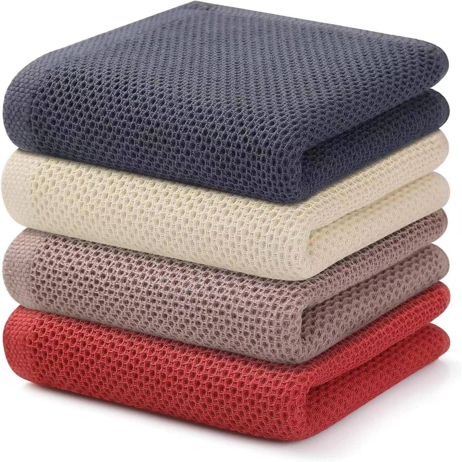 Ein Stapel von vier gefalteten Spültüchern in verschiedenen Farben: dunkelgrau, beige, hellbraun und rot, mit einem strukturierten Netzstrickmuster.