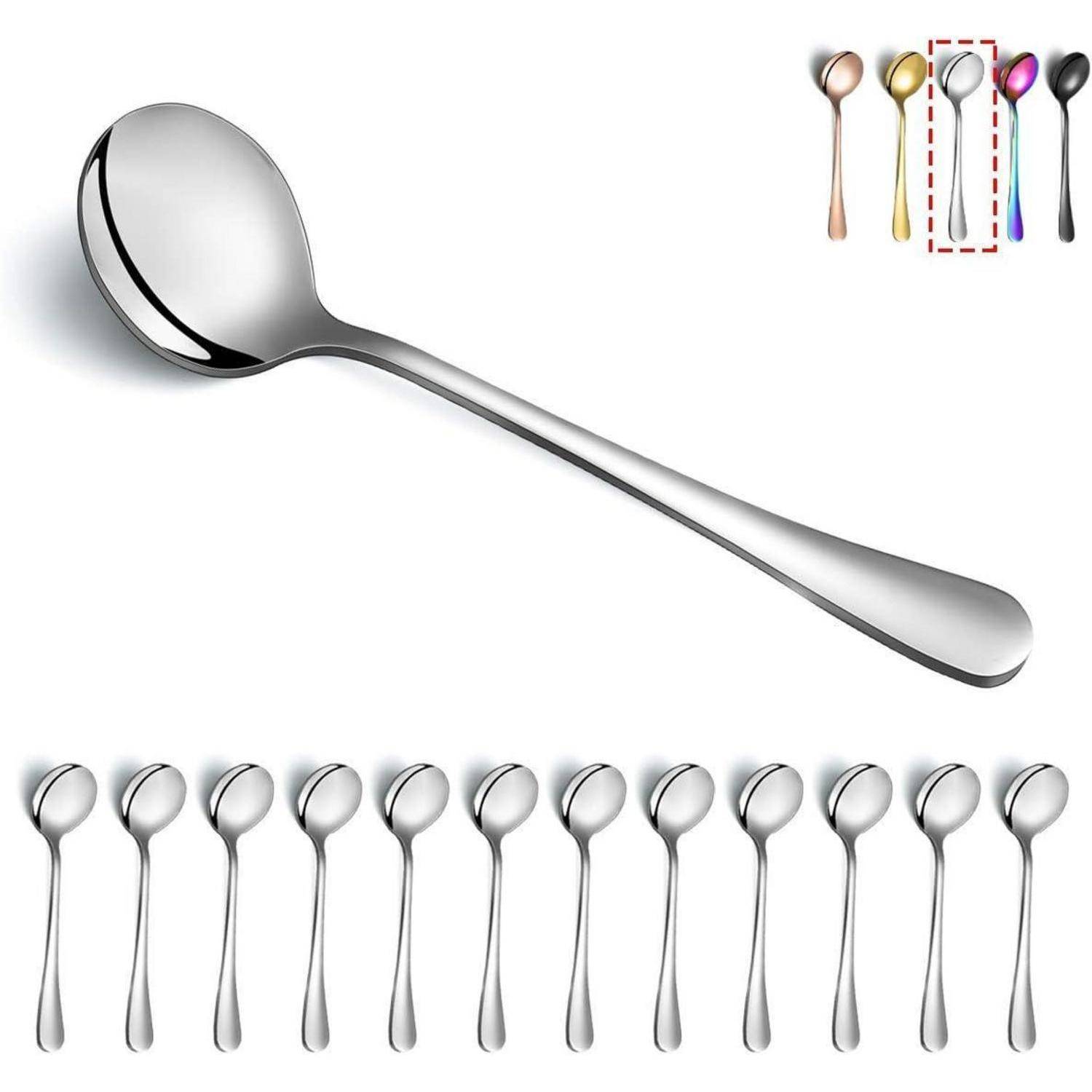 Eine Sammlung von Löffeln in verschiedenen metallischen Farben, einschließlich Silber, Gold, Rosa, Blau und Schwarz, wobei ein großer silberner Löffel hervorgehoben wird.
