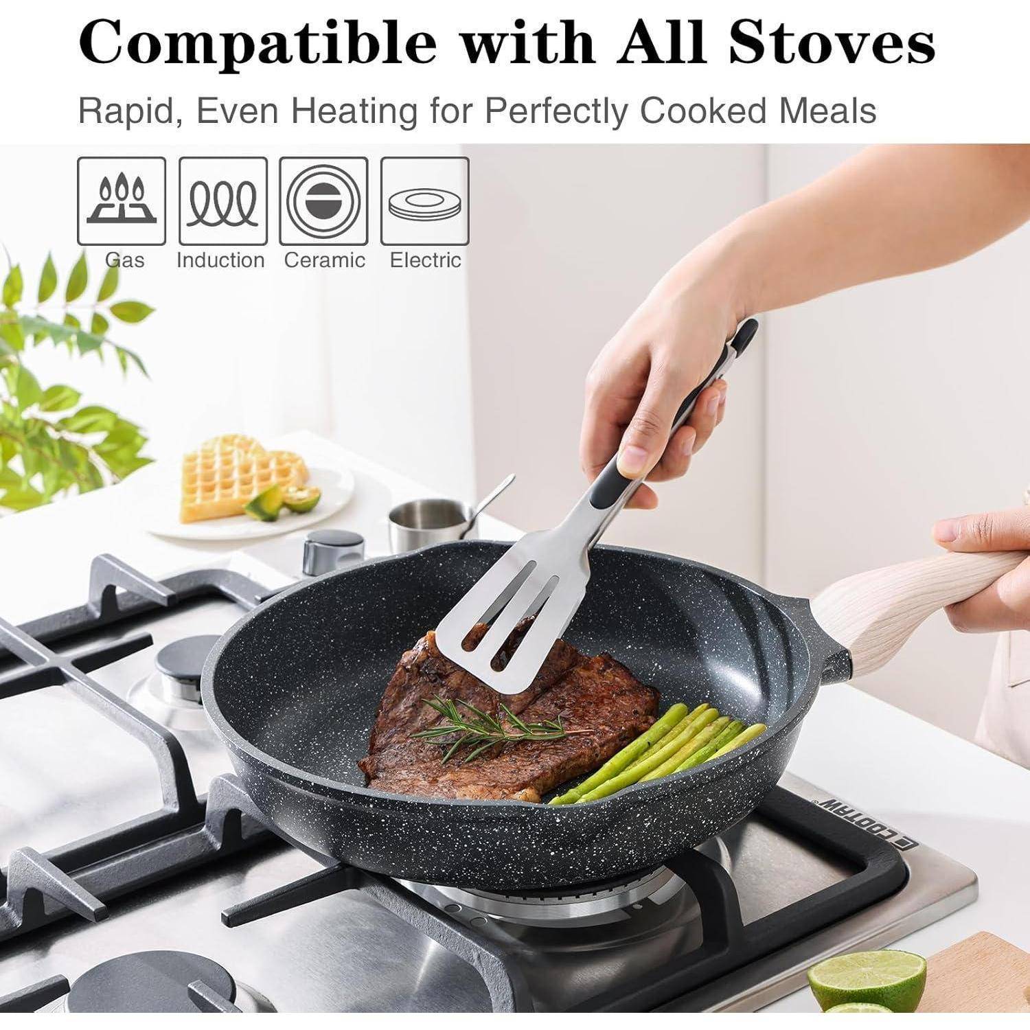Ein Steak und Gemüse werden in einer Pfanne auf einem Herd gekocht. Symbole zeigen die Kompatibilität mit Gas-, Induktions-, Keramik- und Elektroherde.