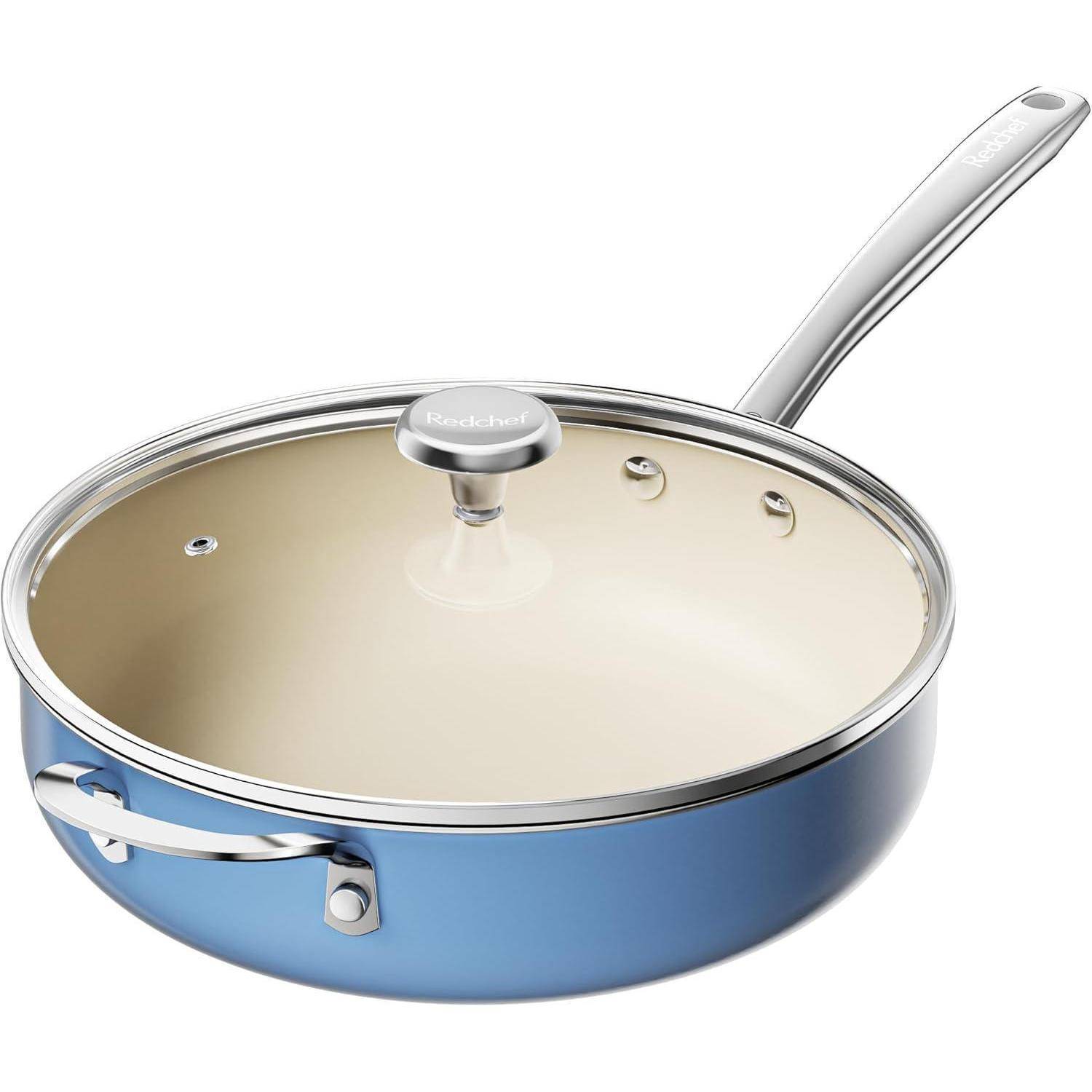 Eine blaue Antihaft-Pfanne mit Deckel, mit beigefarbenem Innenraum und silbernen Griffen, geeignet für die Zubereitung verschiedener Gerichte.