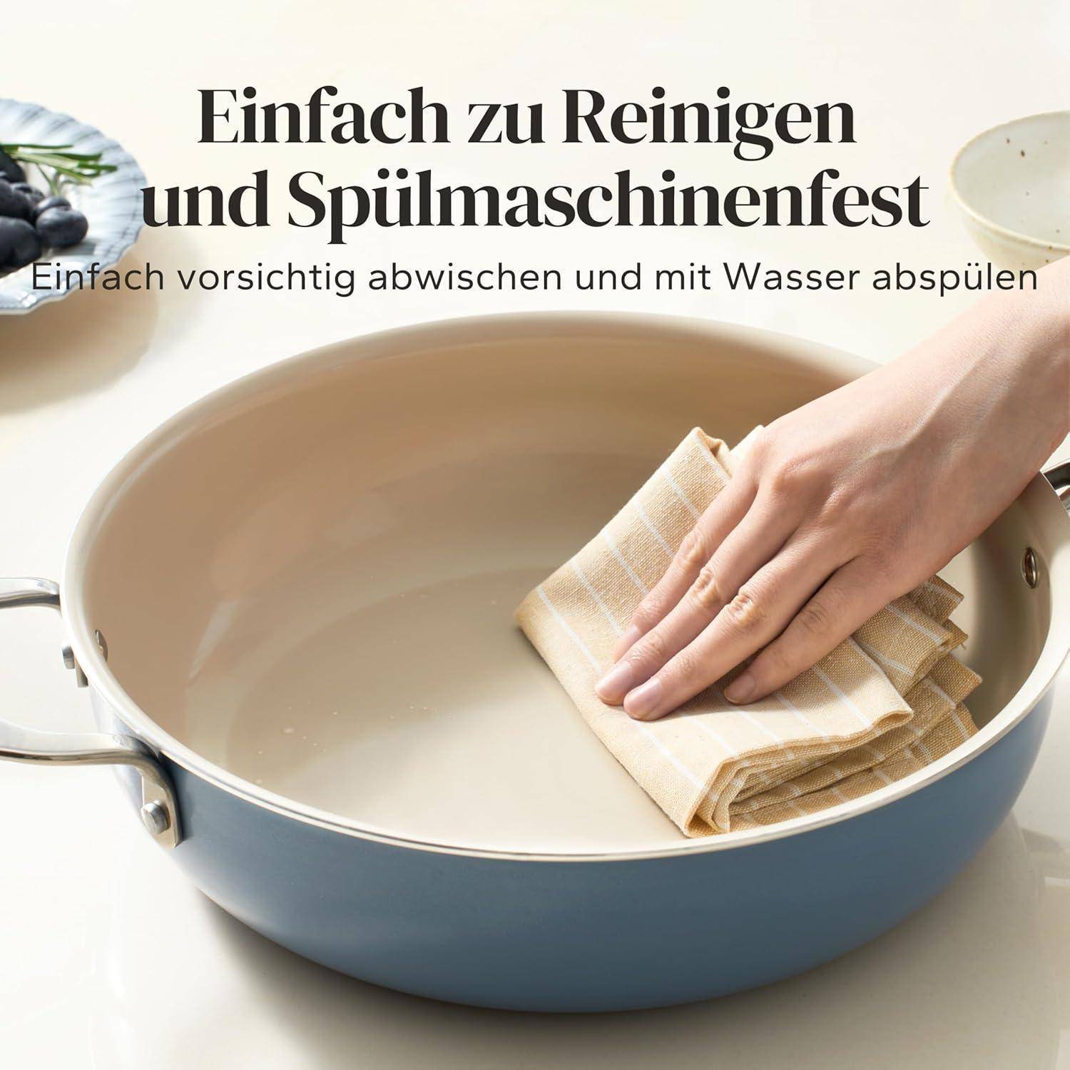Eine Hand wischt das Innere einer Pfanne mit einem Tuch ab. Text liest sich: 