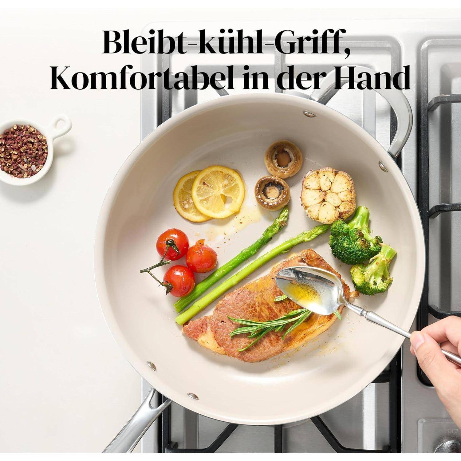 Hand, die eine Pfanne mit einem Steak, Spargel, Kirschtomaten, Brokkoli und Zitronenscheiben auf einem Herd hält. Text lautet: 