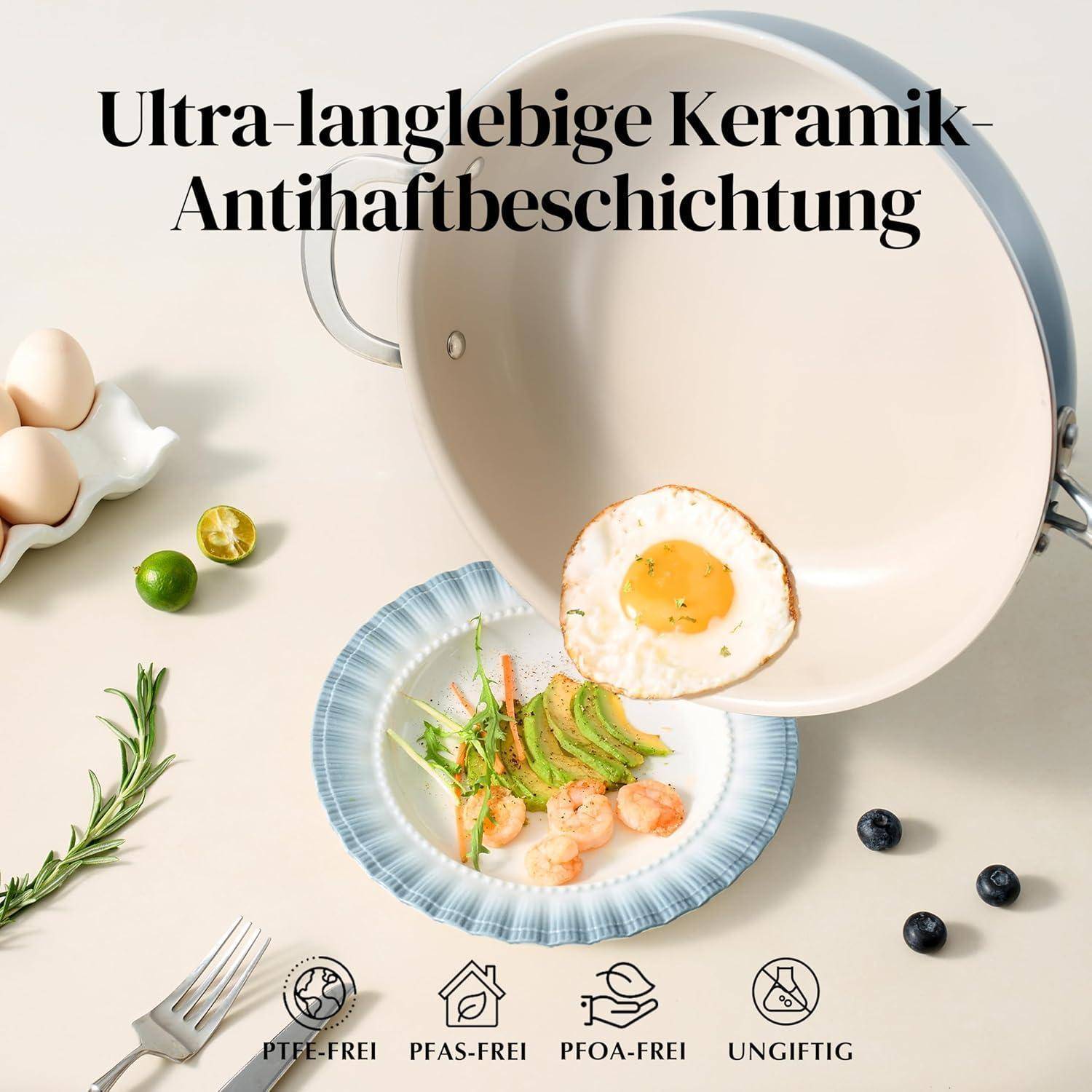Eine Keramikpfanne mit einem Spiegelei, umgeben von Garnelen und Spargel auf einem Teller, Limette, Kräuter und Eier. Text lautet: 'Ultra-langlebige Keramik-Antihaftbeschichtung'.