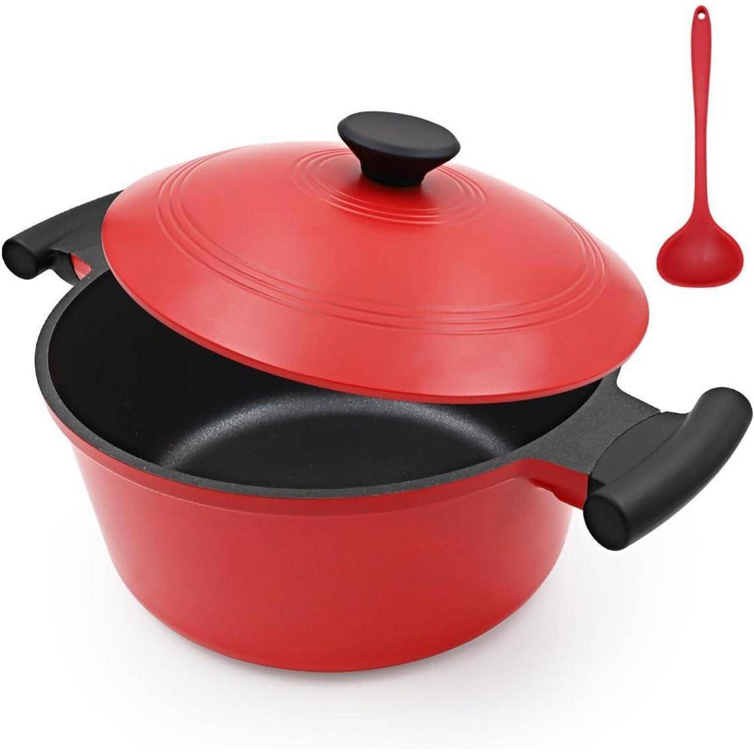 Ein roter Topf mit einem schwarzen Griff und Deckel wird zusammen mit einer roten Schöpfkelle gezeigt.