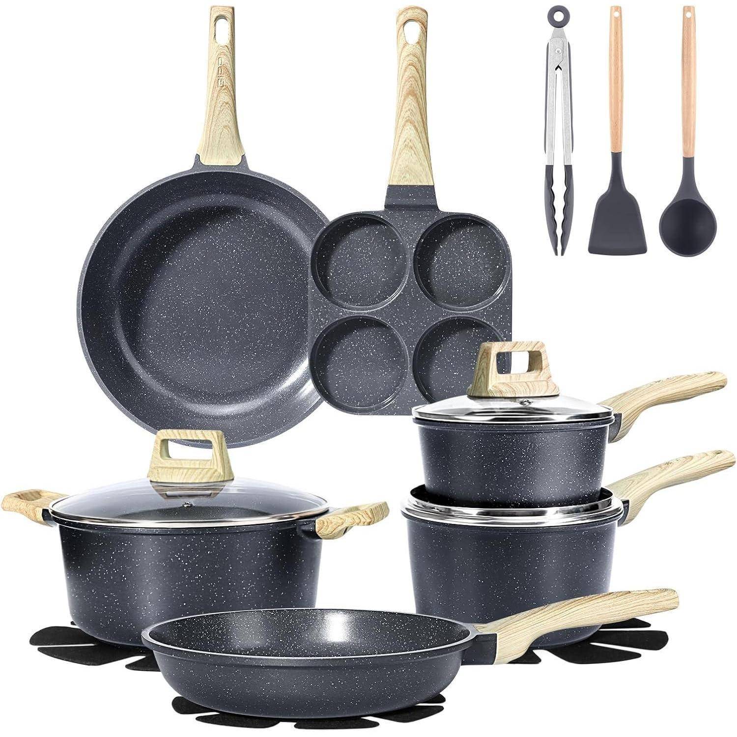 Kochgeschirr-Set mit acht Teilen: Bratpfannen, Töpfe mit Deckel, Grillpfanne, Zange, Pfannenwender und Schöpflöffel; alle mit holzmaseriertem Griff.