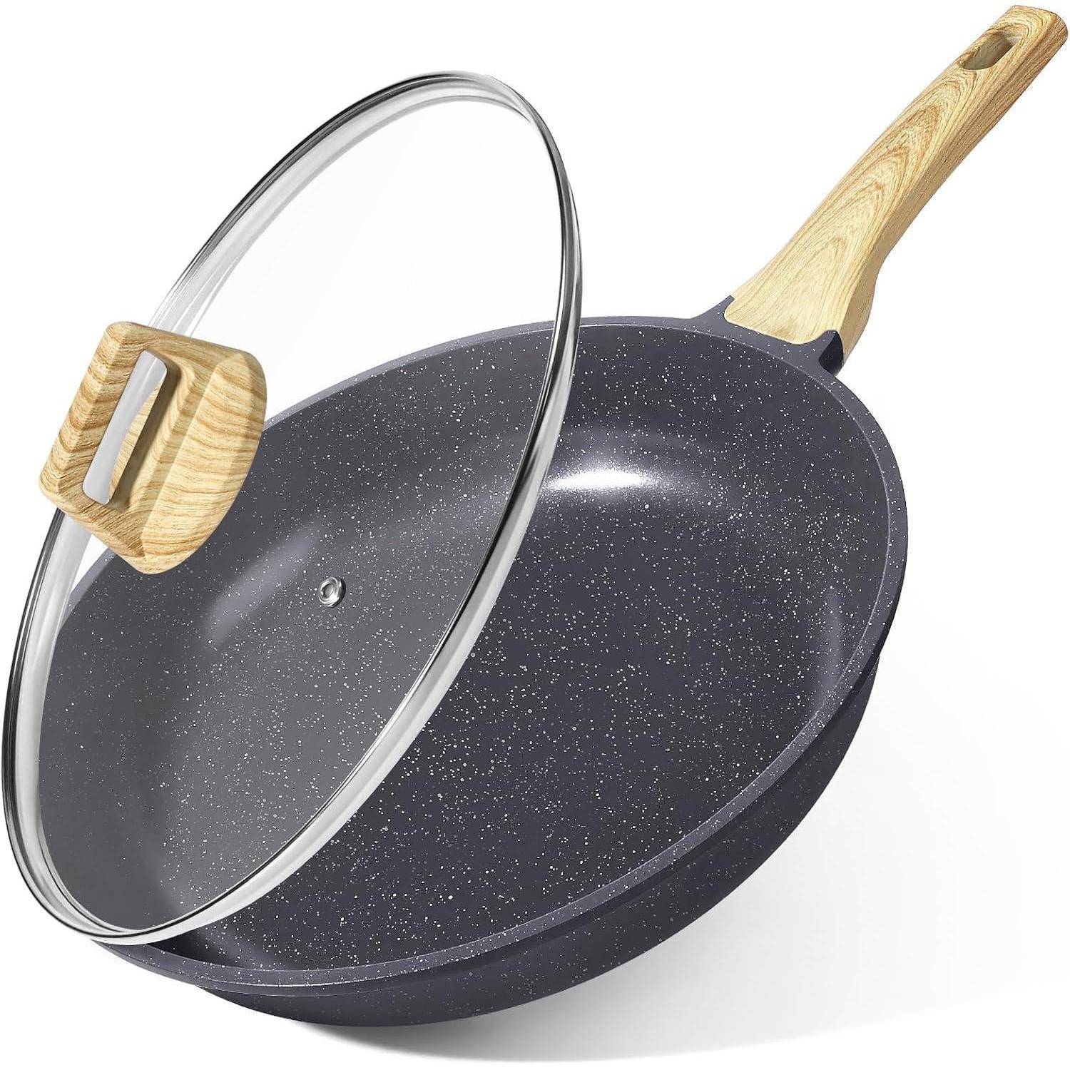Eine Antihaft-Pfanne mit einem Holzgriff und einem transparenten Glasdeckel, konzipiert für das Kochen auf verschiedenen Herdflächen.
