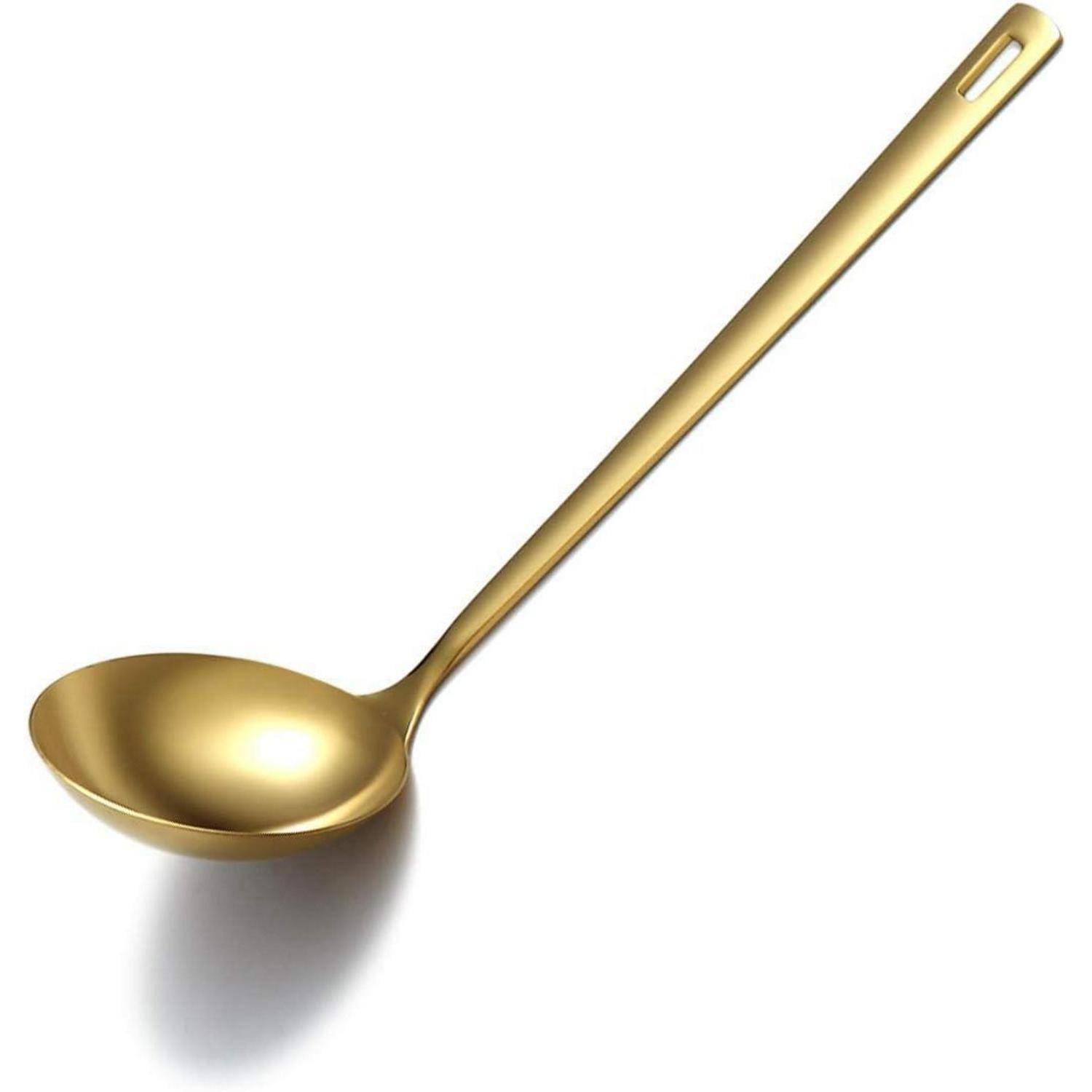 Ein goldfarben gehaltener Schöpflöffel mit langem Griff und einer tiefen, runden Schale, der zum Servieren von Suppen oder Eintöpfen konzipiert ist.