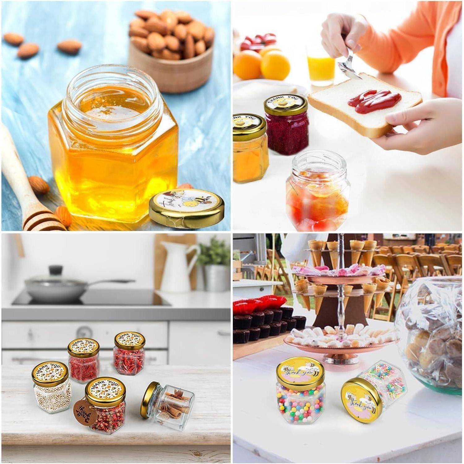 Vier Bilder: 1) Honigglas mit Mandeln und Nüssen; 2) Person, die Marmelade auf Toast verteilt; 3) Gewürzgläser auf der Küchenarbeitsplatte; 4) Dessert-Tisch mit verschiedenen Toppings.