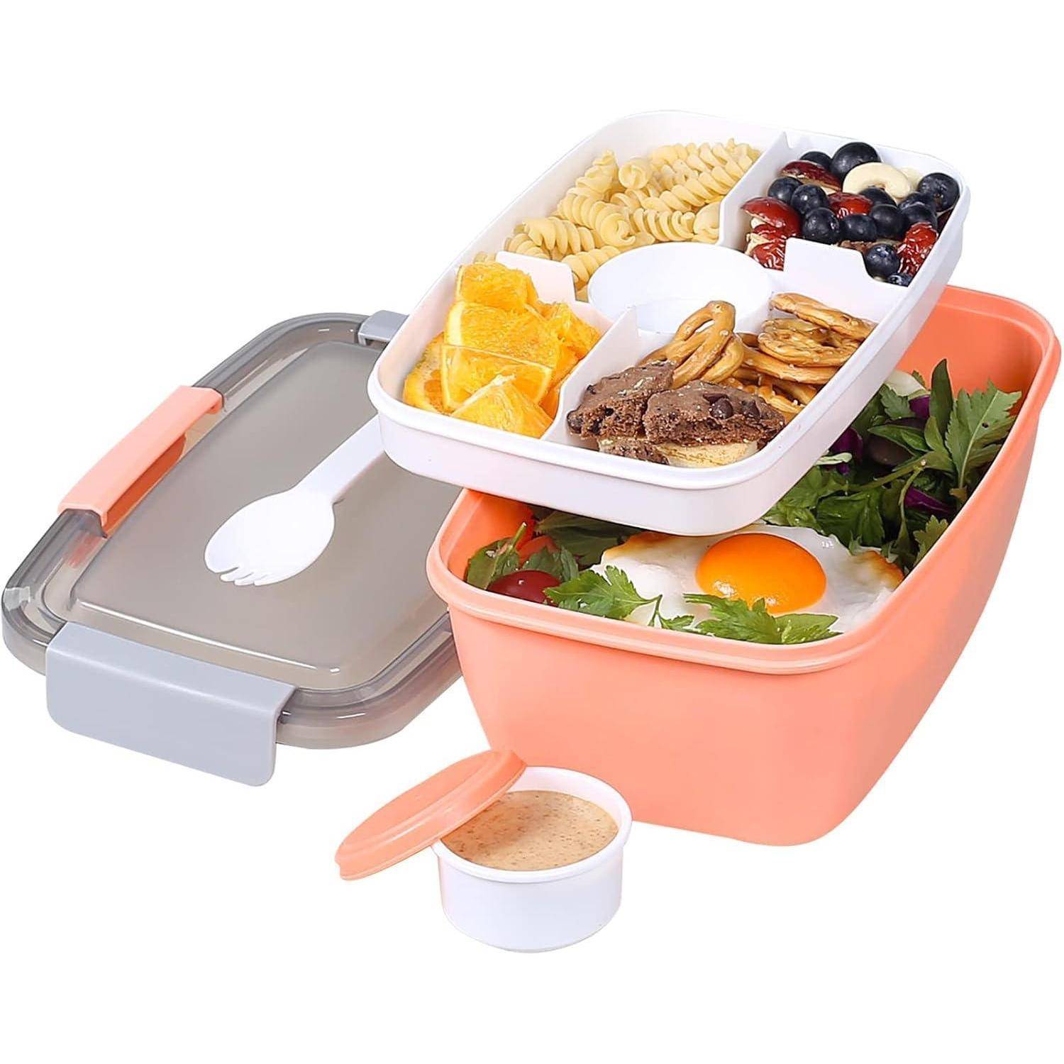 Eine Mehrfach-Lunchbox mit Pasta, Obst, Gemüse, einem Ei und Dipdsauce, die eine ausgewogene Mahlzeit präsentiert.