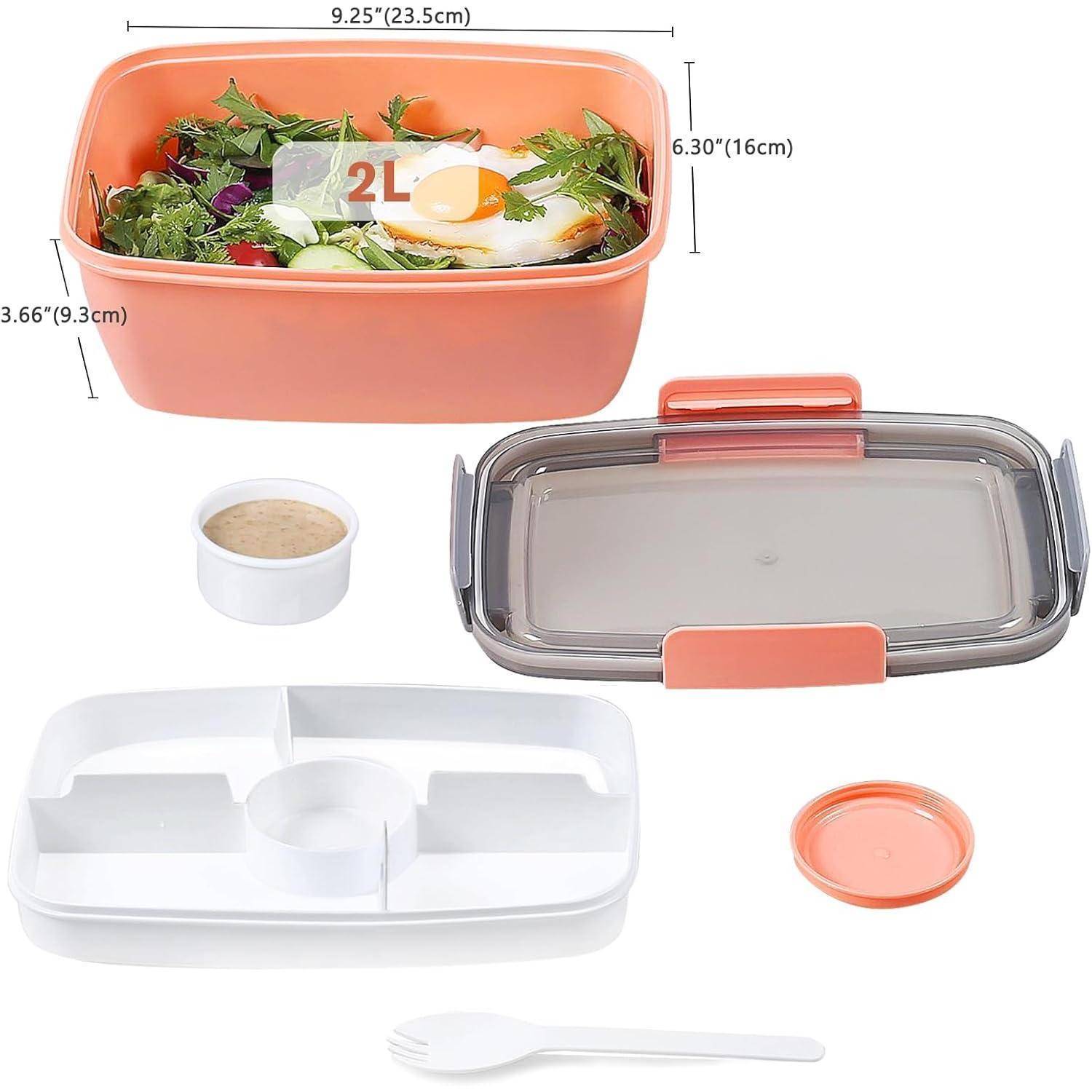 Eine orange Bento-Box mit durchsichtigem Deckel, Etikett mit 2L Kapazität, Salat im Inneren. Gezeigt mit einem Saucenbehälter, Trenneinsatz und einer weißen Gabel.