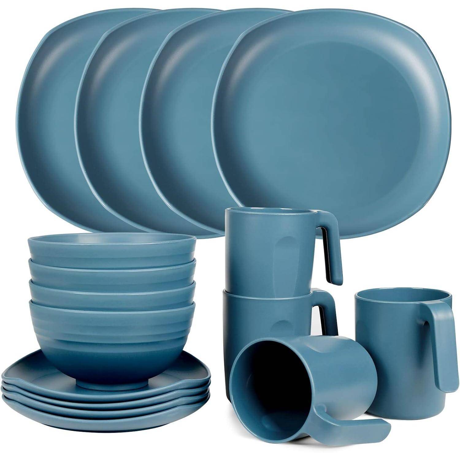 Ein Set Geschirr in Blau, bestehend aus Tellern, Schüsseln und Tassen, die übereinander gestapelt sind und ein modernes, minimalistisches Design präsentieren.