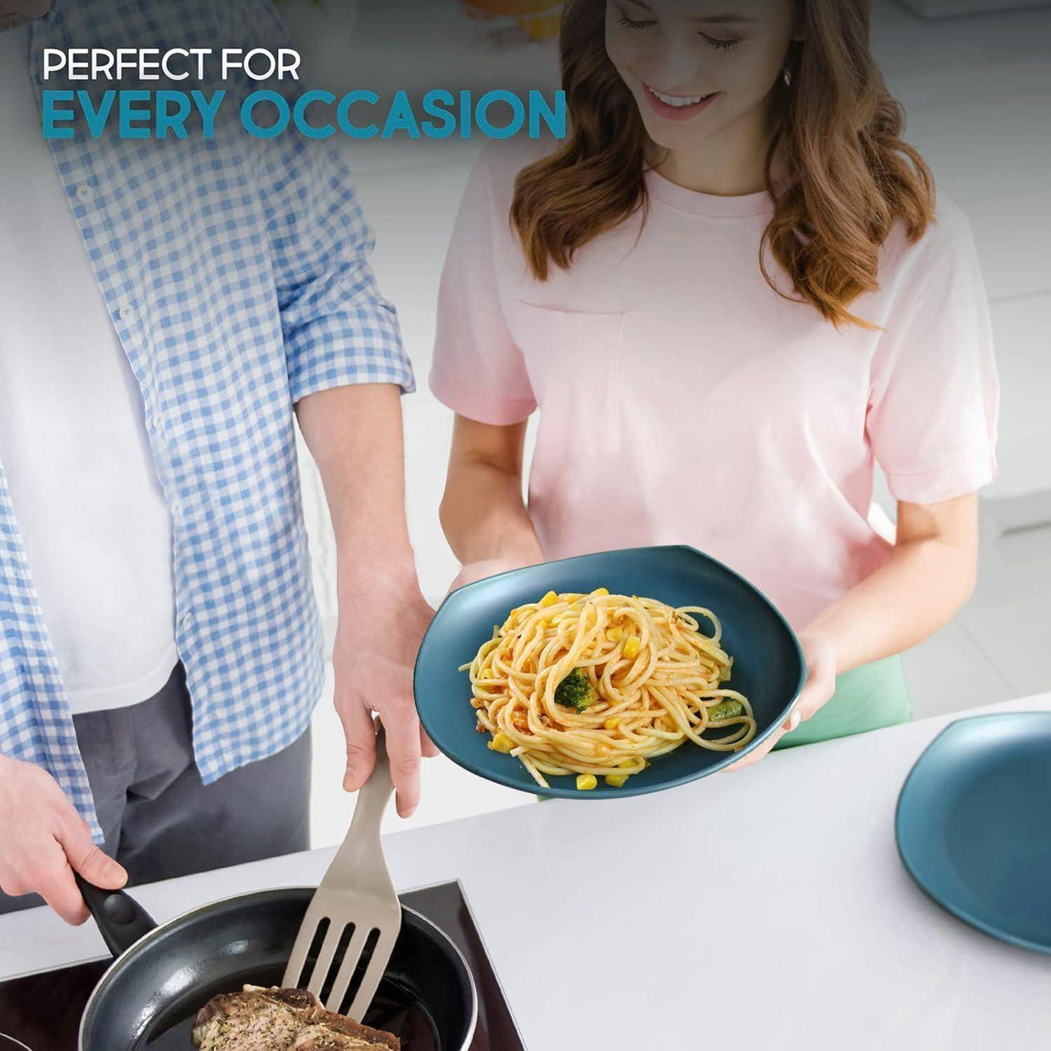 Ein Mann brät ein Steak auf dem Herd, während eine Frau in einem rosa Shirt einen Teller Spaghetti hält und lächelt. Text lautet: 