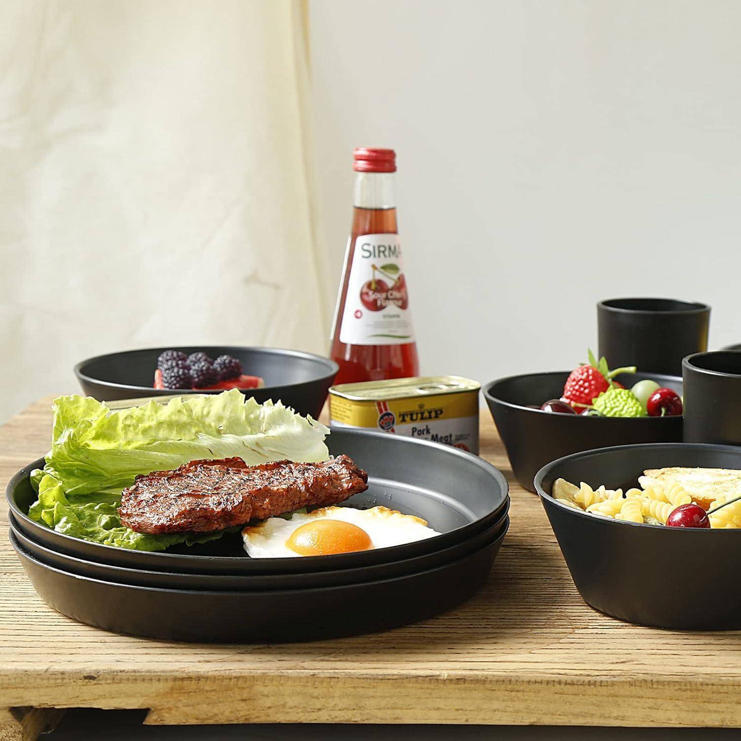 Frühstückstablett mit gebratenem Ei, Steak, Salat, Obstschale, Beeren, Saft und Puddingbecher auf hellem Hintergrund.