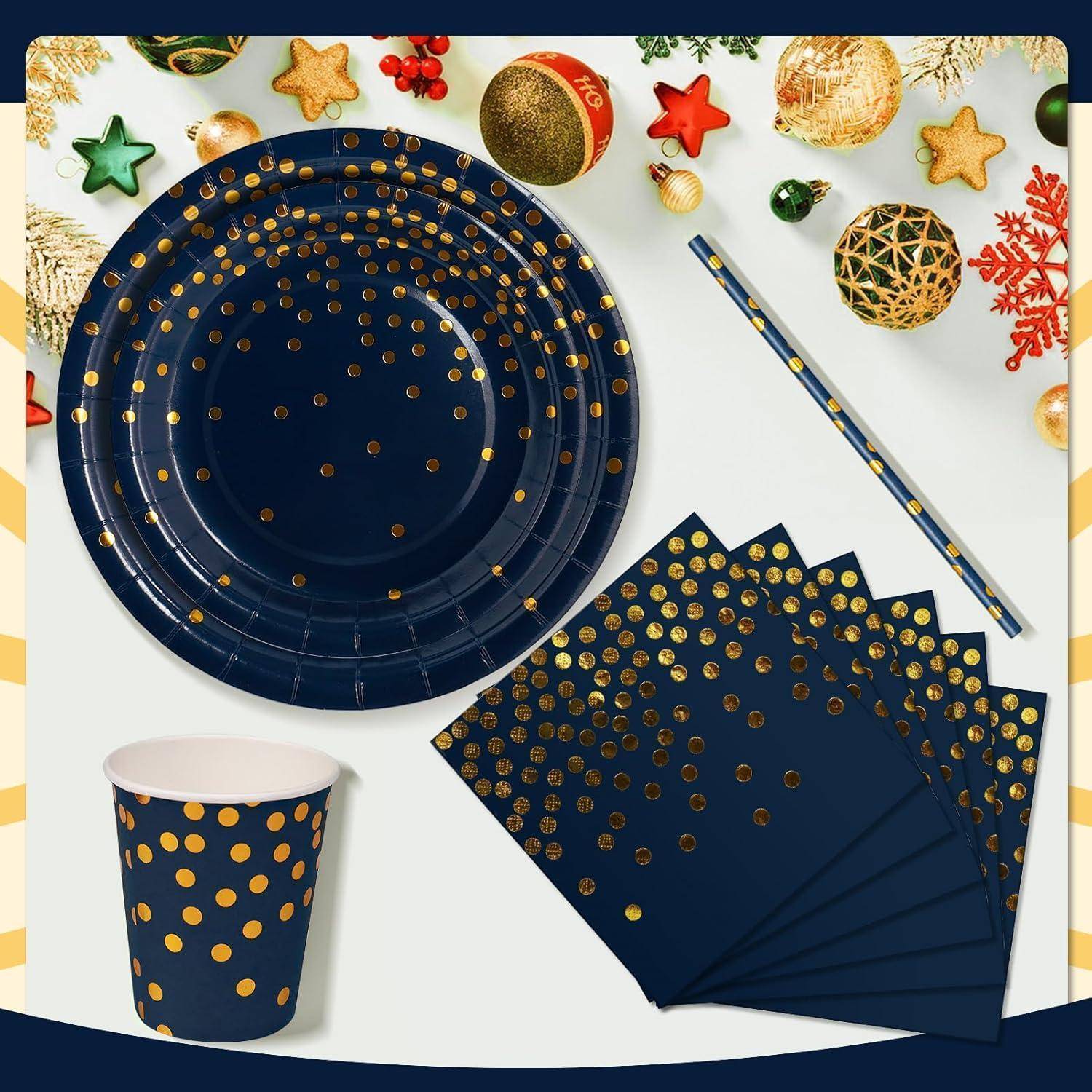 Marine-blaues Party-Set mit goldenen Punkten, bestehend aus Teller, Servietten, Becher und Strohhalm, umgeben von Weihnachtsschmuck.