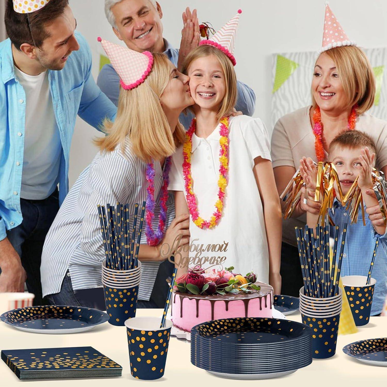 Ein junges Mädchen in einem weißen Kleid, mit einer Partyhut und einer Blumenkette, pustet Kerzen auf einer pinken Torte aus, während Familie und Freunde sie umringen und feiern.