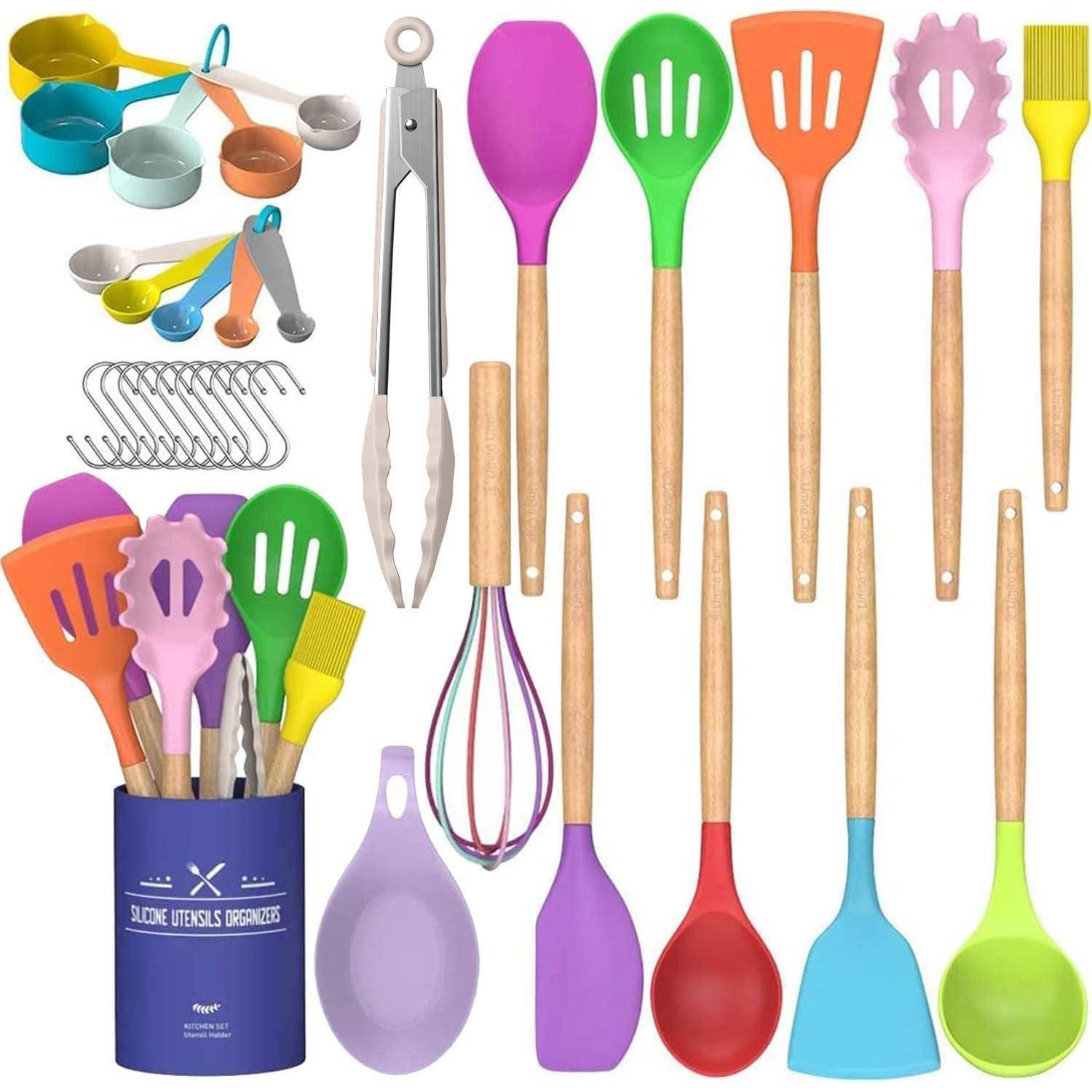 Buntes Küchengeschirr-Set mit Messbechern, Zangen, Spateln und anderen Küchenutensilien mit Holzgriffen, präsentiert mit einem Organizer.