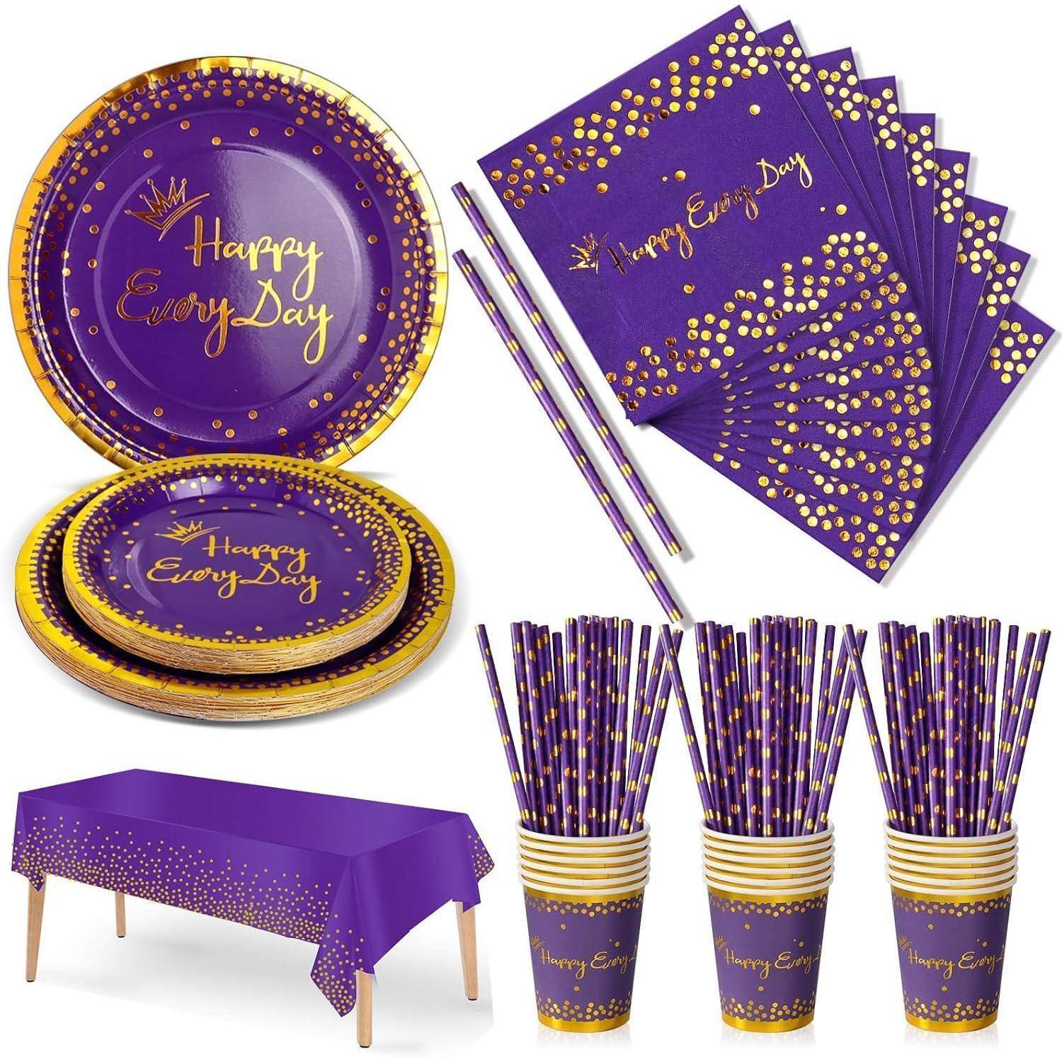 Party-Set mit lila Tellern, Servietten, Strohhalmen und Bechern mit goldenen Akzenten und dem Text 