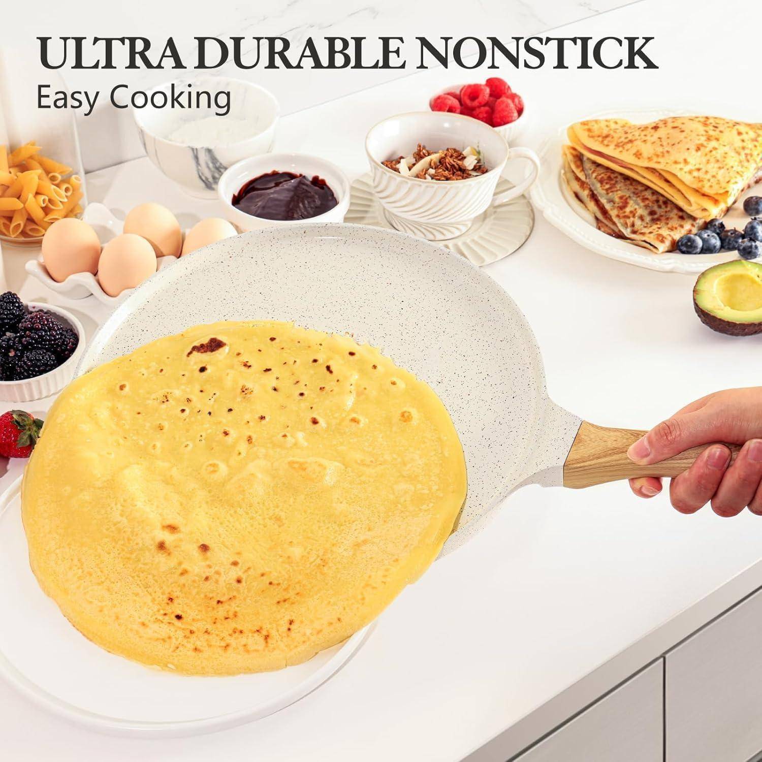 Eine Person wendet einen Crêpe in einer Antihaftpfanne mit der Aufschrift „Ultra Haltbar Antihaftbeschichtet