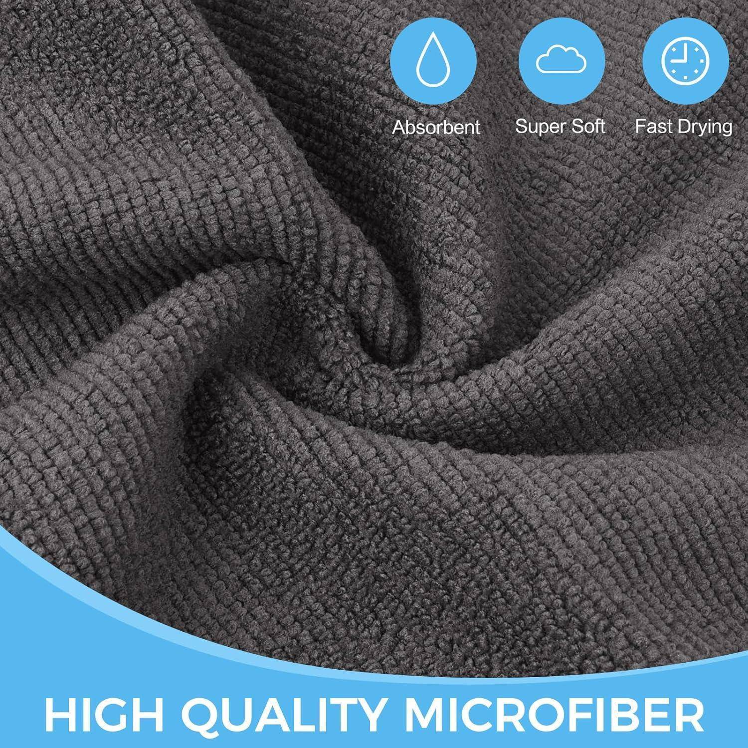 Das Bild zeigt eine Nahaufnahme eines dunklen Mikrofasertuchs mit der Aufschrift 'High Quality Microfiber' am unteren Rand und hebt dessen Absorptionsfähigkeit, Weichheit und schnelle Trocknung hervor.