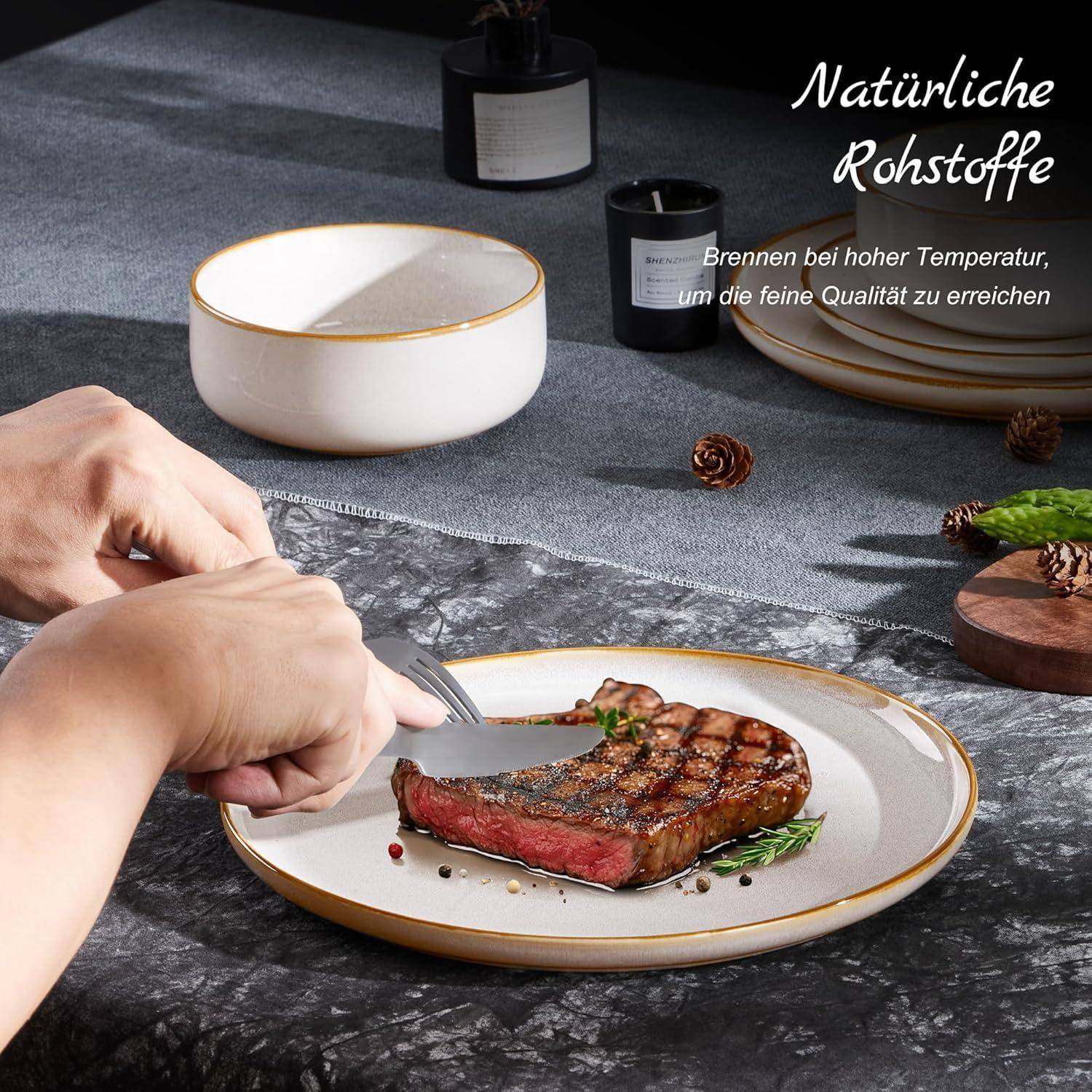 Hände, die ein gekochtes Steak auf einem Teller mit Rosmarin garniert zerschneiden; Text lautet 'Natürliche Rohstoffe' und eine Botschaft über qualitativ hochwertiges Kochen.