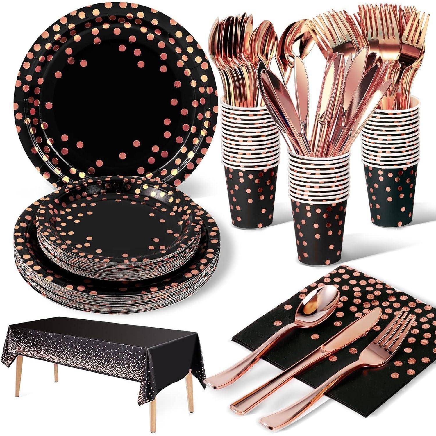 Schwarzes Geschirr-Set mit roségoldenen Polka-Dots, bestehend aus Tellern, Tassen, Besteck, Servietten und einer Tischdecke. Stilvolle Partydekoration.