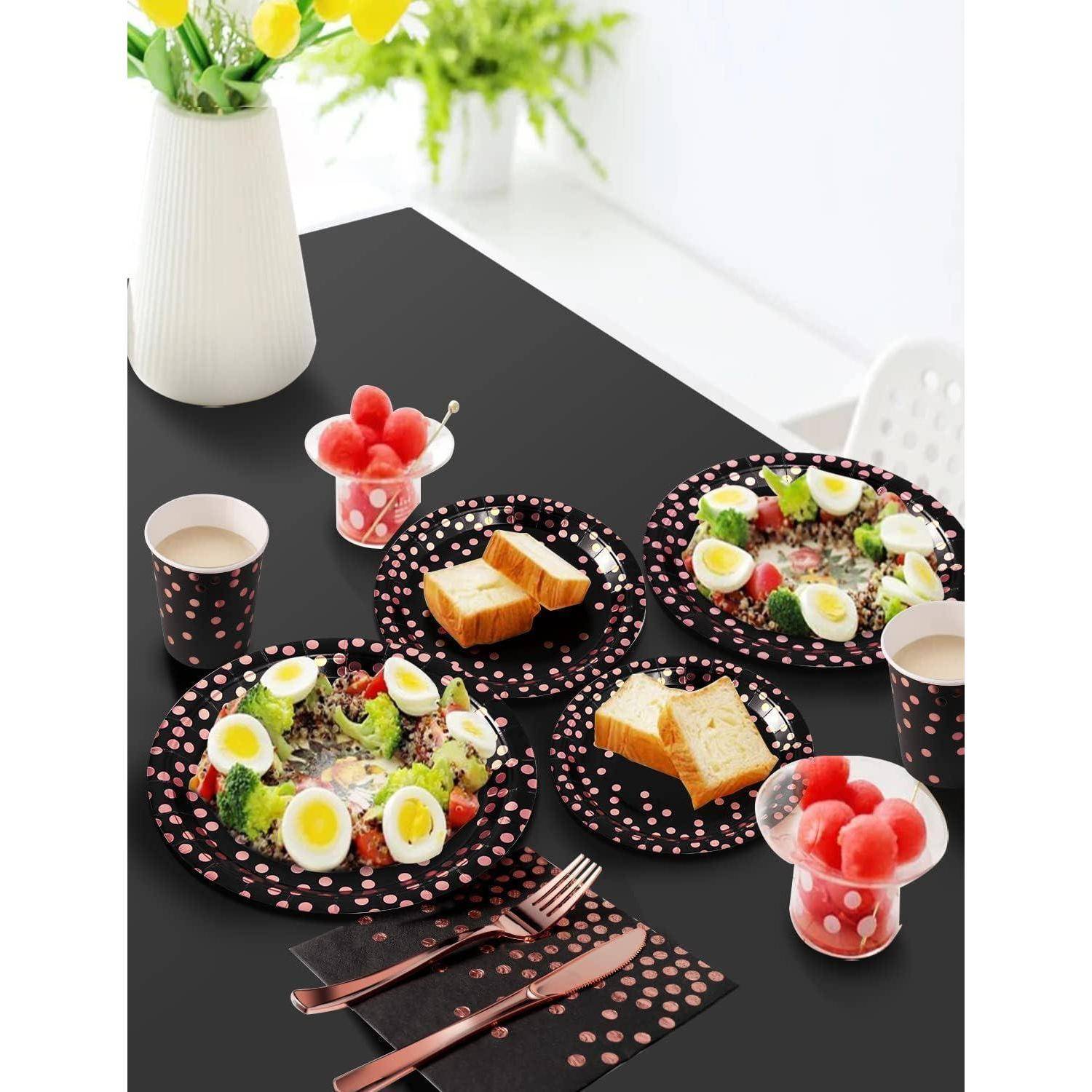 Ein Tisch, gedeckt mit Salattellern, auf denen geschnittene Eier und Brokkoli liegen, Toast auf einem Brotteller, Wassermelonenschalen, Geschirr mit Polka-Dot-Muster und Besteck.