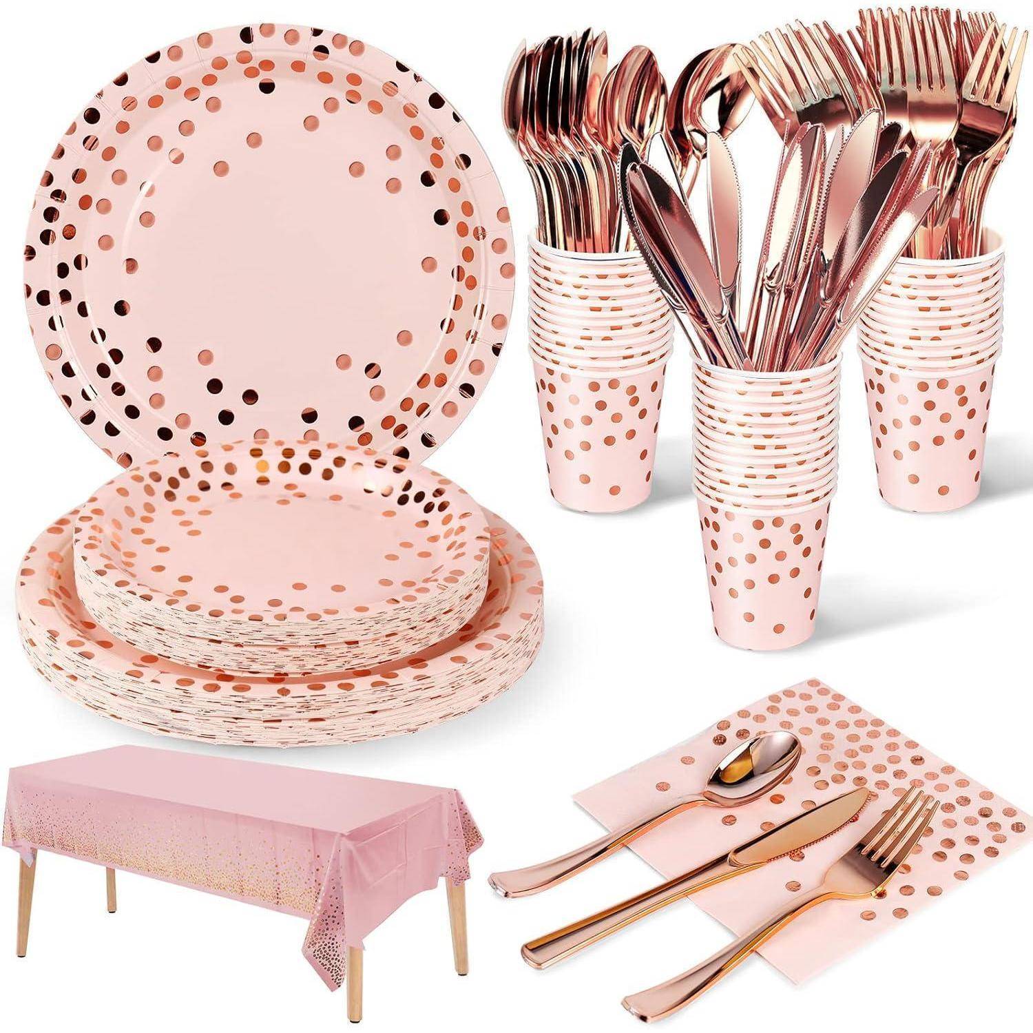 Rosa Einweg-Geschirr-Set mit roségoldenen Polka Dots, bestehend aus Tellern, Bechern, Besteck, Servietten und einer Tischdecke.