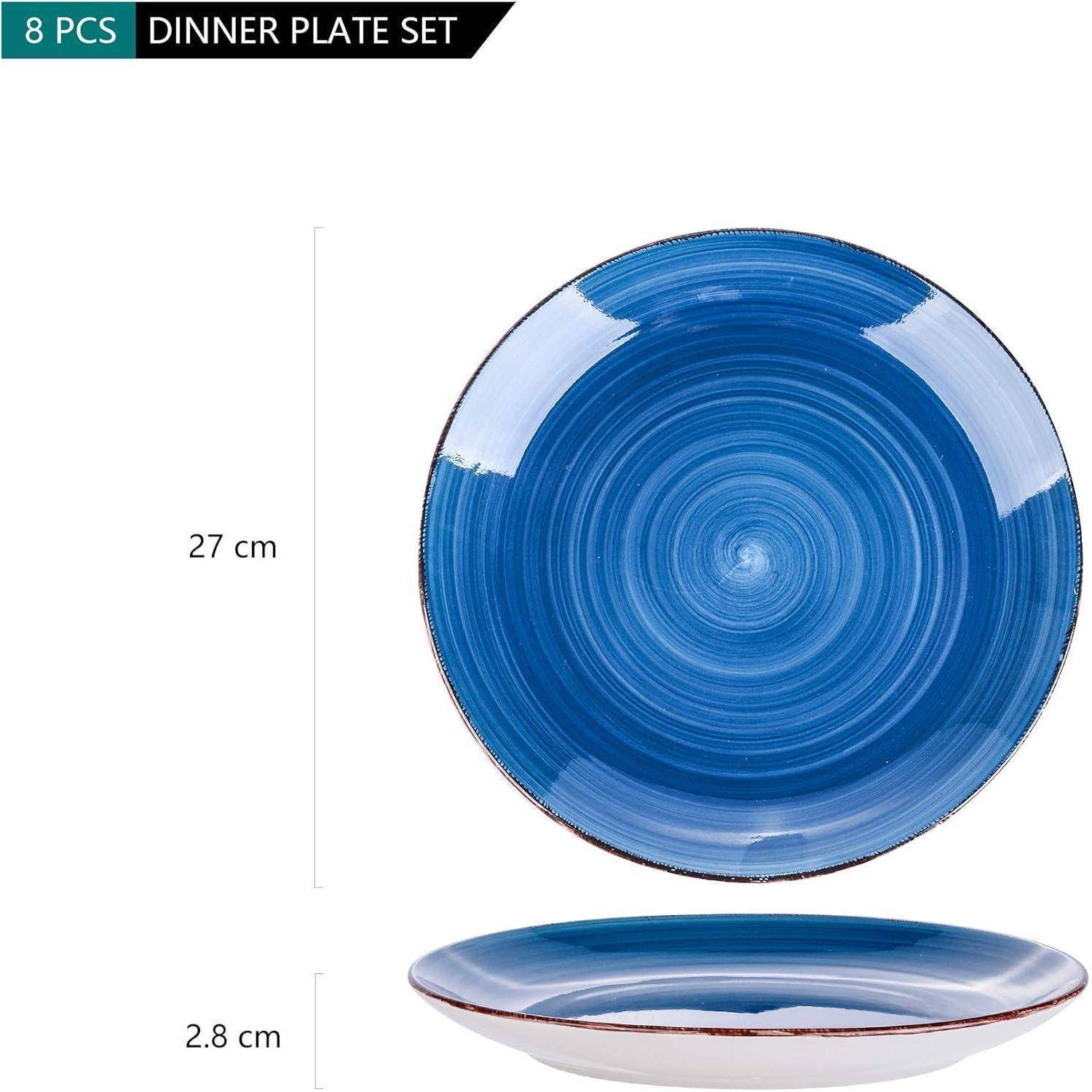 Ein Satz von 8 blauen Esstellern mit einem geschwungenen Muster, jeweils 27 cm im Durchmesser und 2,8 cm in der Höhe, nebeneinander ausgestellt.