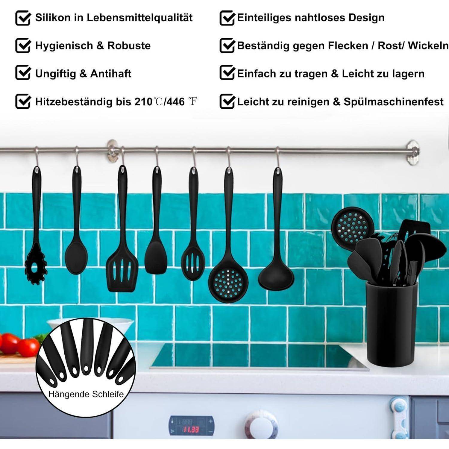 Bild eines Küchenregals mit schwarzen Küchenutensilien, die an einer türkisfarbenen gefliesten Wand hängen. Text auf Deutsch listet Eigenschaften auf: lebensmittelechtes Silikon, hitzebeständig, nahtloses Design, leicht zu reinigen.