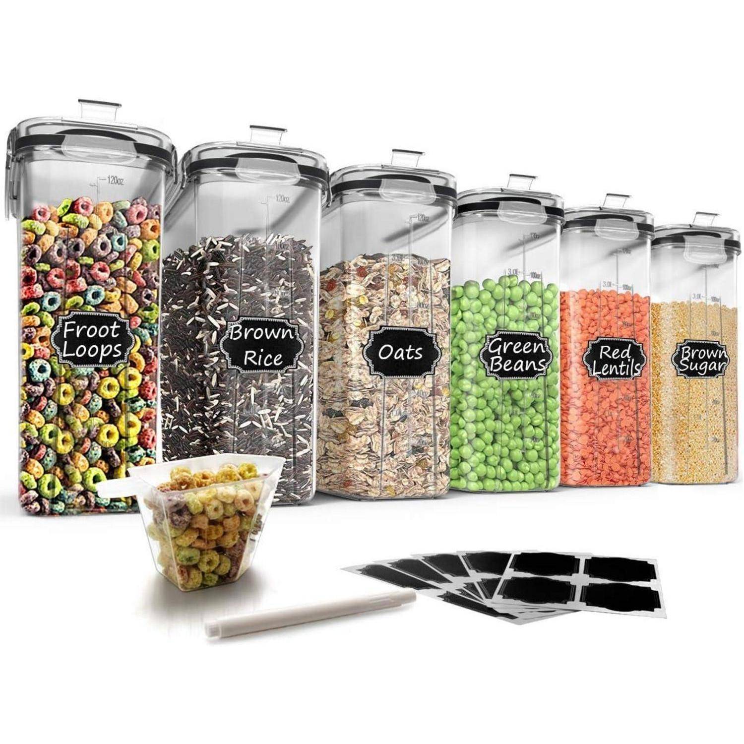 Durchsichtige Lebensmittelaufbewahrungsbehälter mit verschiedenen Trockenlebensmitteln: 'Froot Loops', Vollkornreis, Haferflocken, grüne Bohnen, rote Linsen und braunem Zucker, mit einem Löffel und Etiketten.