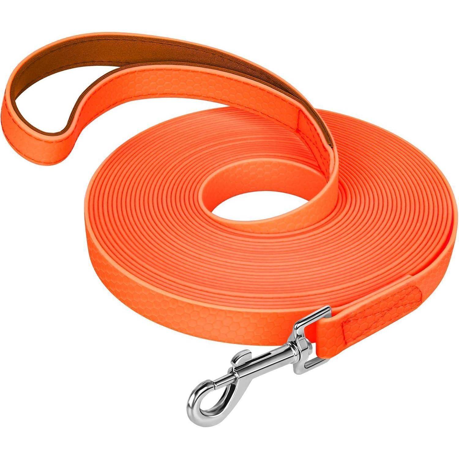 Eine hell orangefarbene Hundeleine, zu einer Spule aufgerollt mit einer Metallklemme, entwickelt für Spaziergänge mit Haustieren, wobei ihre Länge und lebendige Farbe hervorgehoben werden.