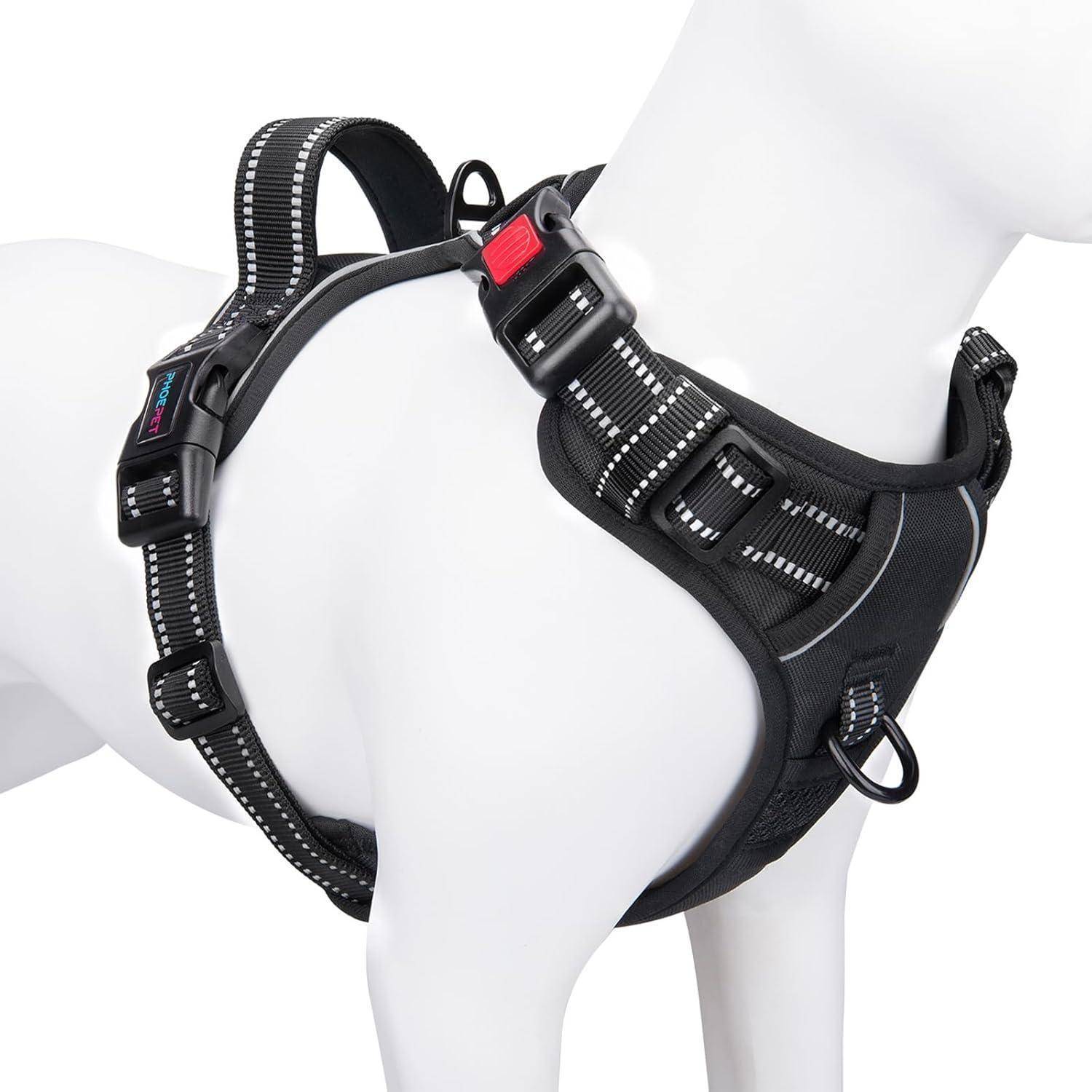 Ein schwarzer Hundegeschirr mit reflektierender Naht und robusten Schnallen wird auf einem weißen Mannequin präsentiert, wobei seine Designmerkmale hervorgehoben werden.