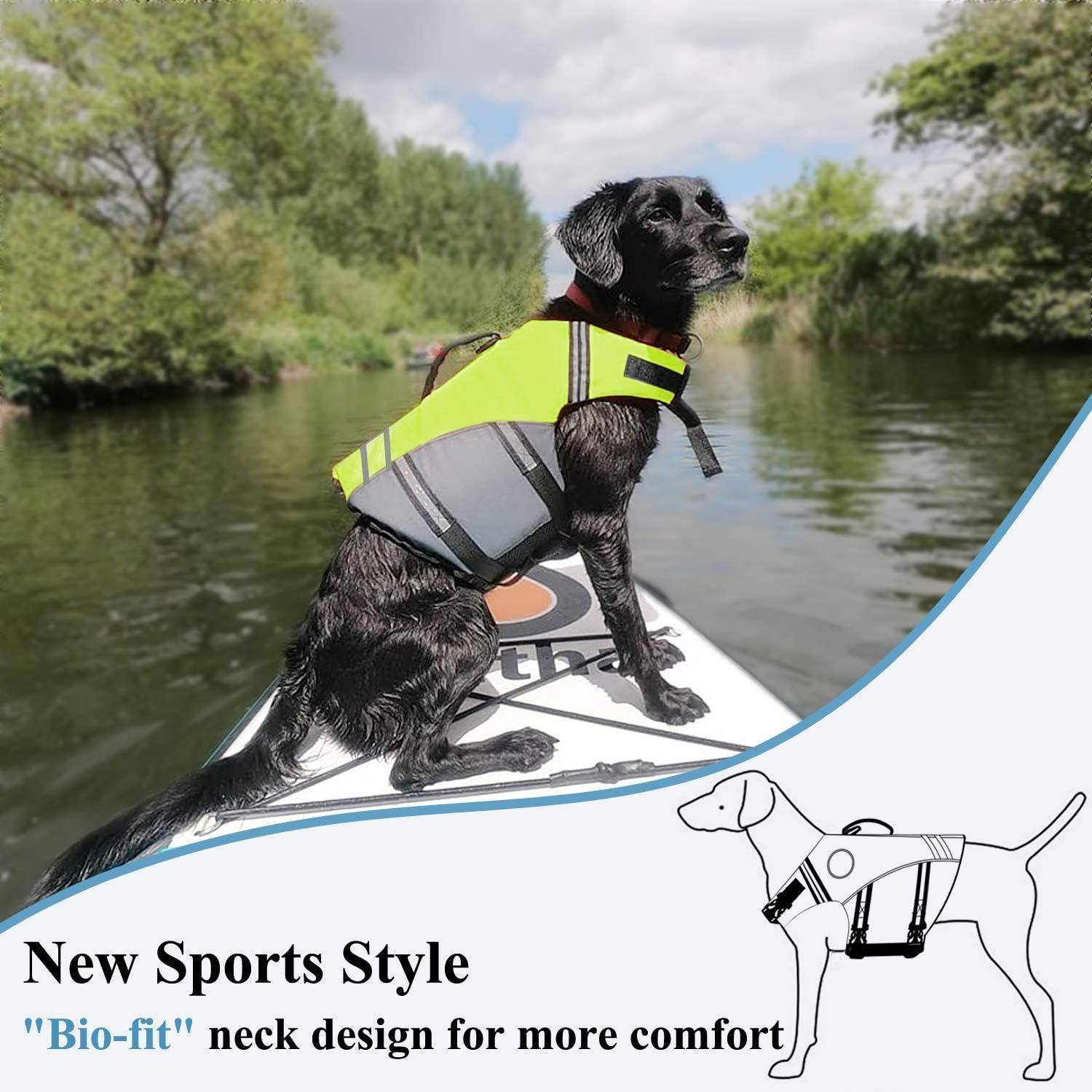Ein Hund mit einer auffälligen Schwimmweste steht auf einem Paddleboard in einem Fluss. Das Bild wirbt für ein 'Bio-fit' Halsdesign für Komfort.