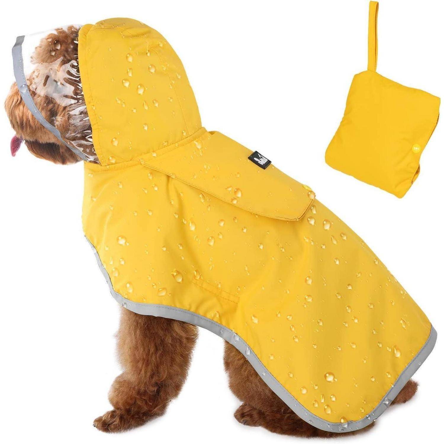 Hund in einer gelben Regenjacke mit Wassertropfen, nach links blickend. Zusammenfaltbare Tasche in der oberen rechten Ecke gezeigt.