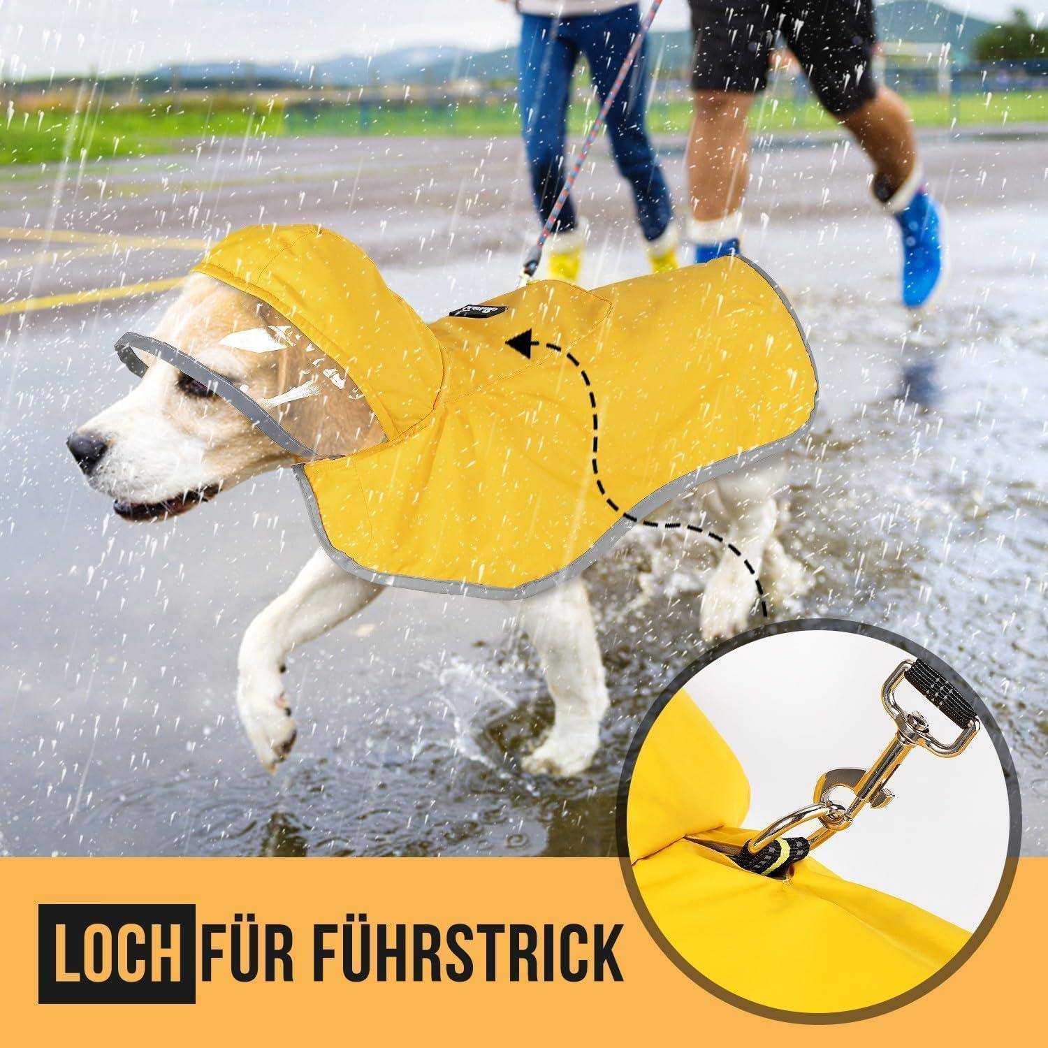 Ein Hund in einem gelben Regenmantel geht bei starkem Regen nach draußen. Einschub zeigt eine Leine-Öffnung im Mantel. Text: 'Öffnung für Führleine'.